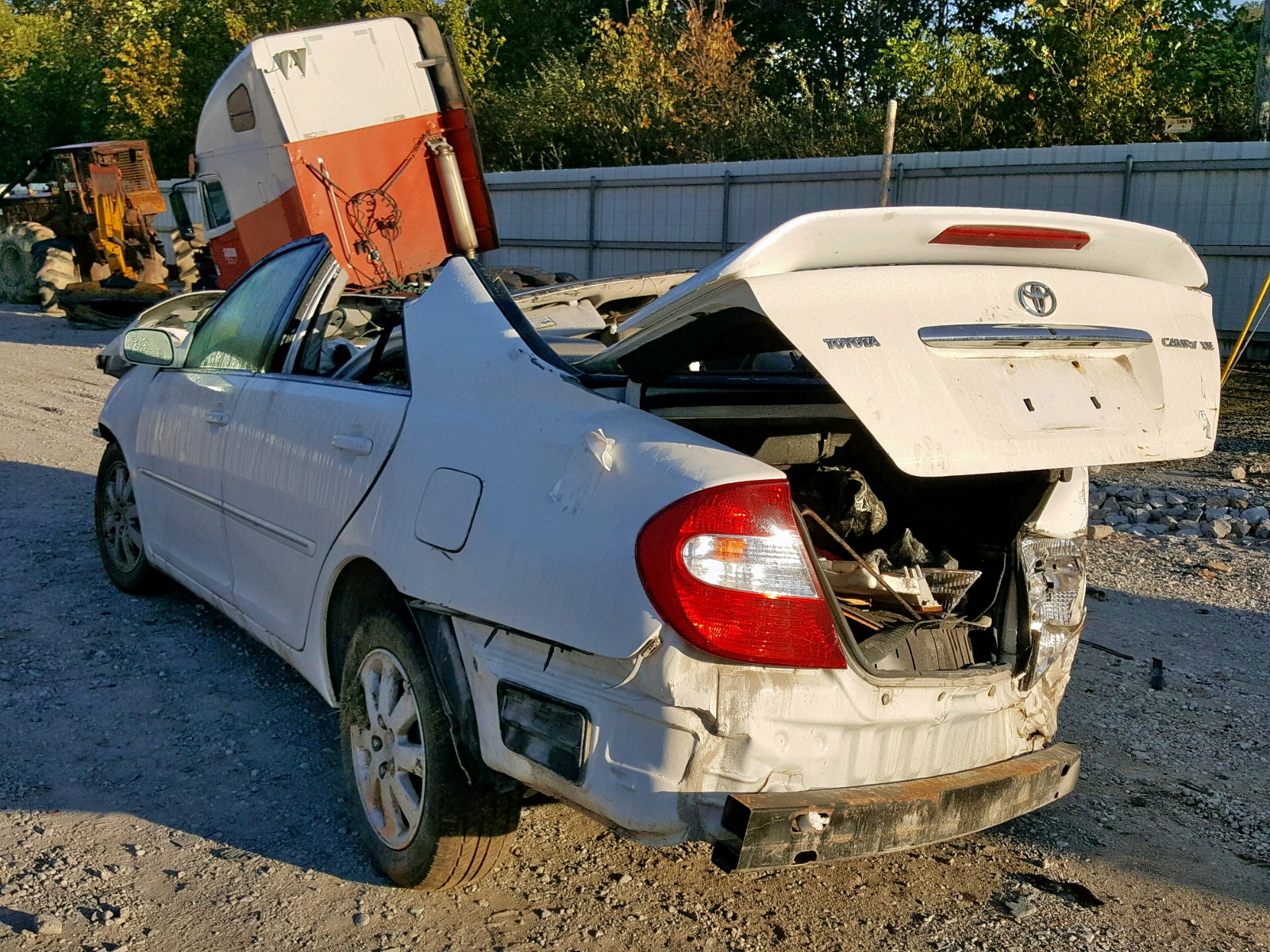 Photo 3 from auction – 2004 TOYOTA CAMRY LE with VIN 4T1BF32KX4U076648