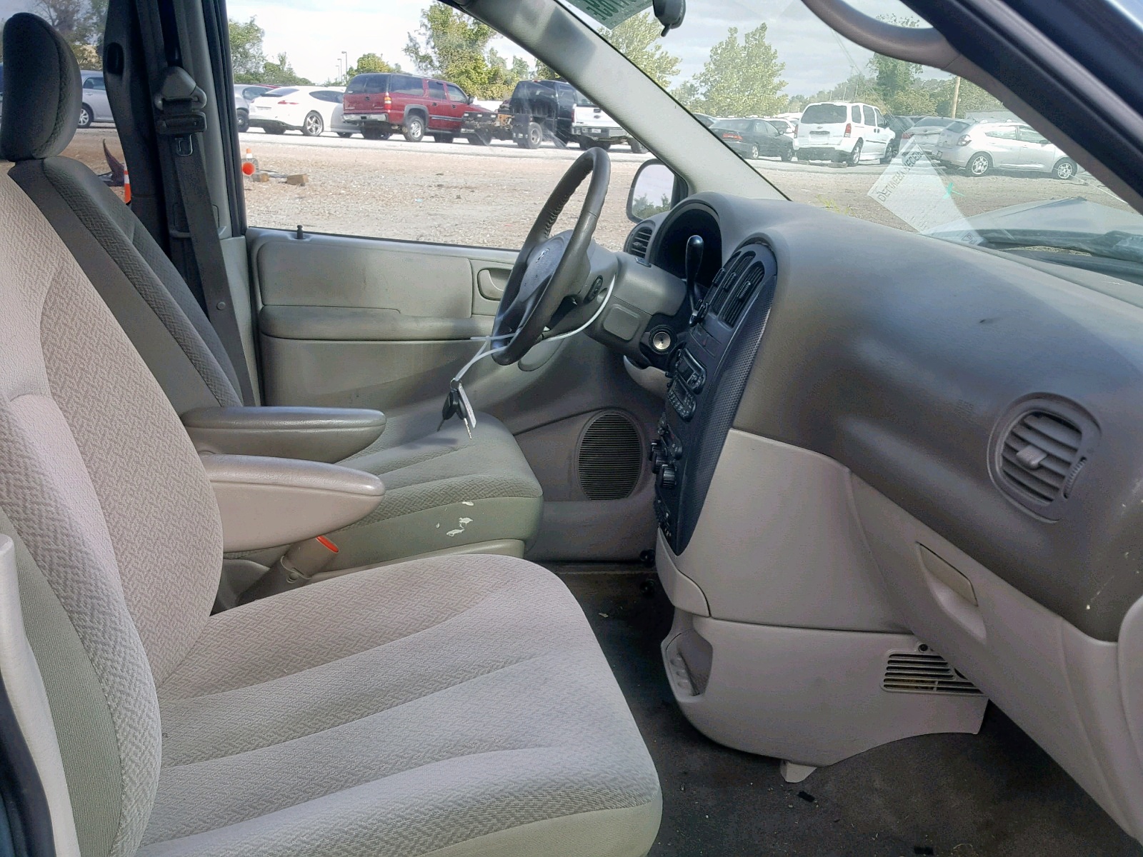Photo 5 from auction – 2005 DODGE GRAND CARA with VIN 2D4GP44L55R573708