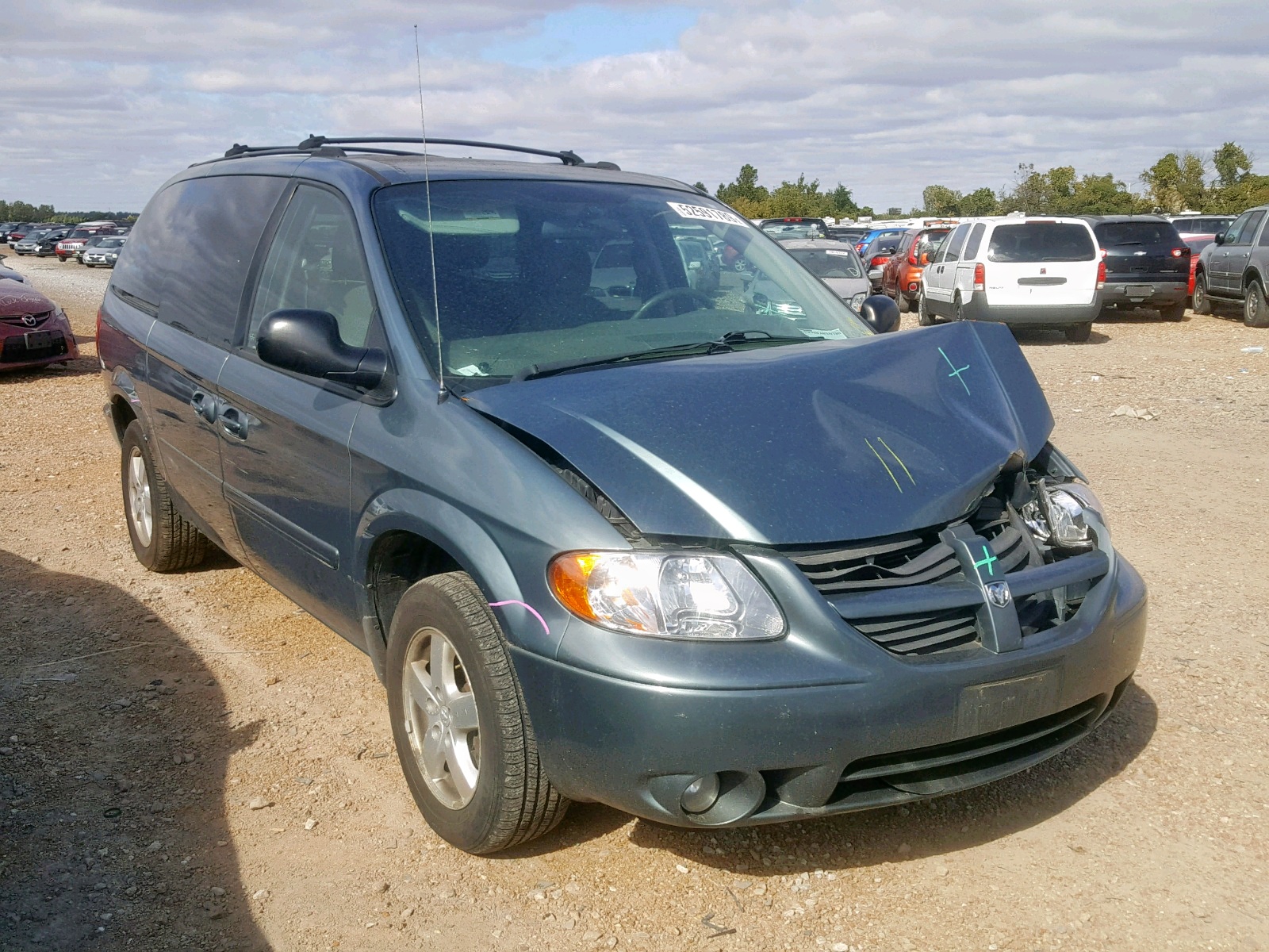 DODGE GRAND CARA 2005 with VIN 2D4GP44L55R573708 - Photo from auction
