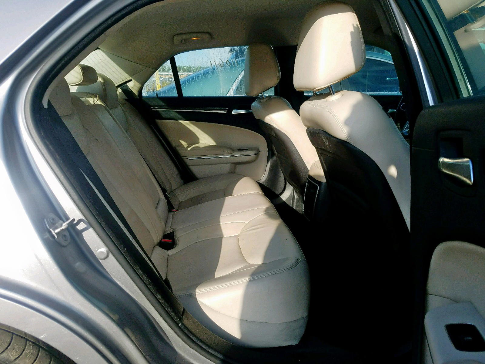 Photo 6 from auction – 2015 CHRYSLER 300 LIMITE with VIN 2C3CCAAG2FH837752
