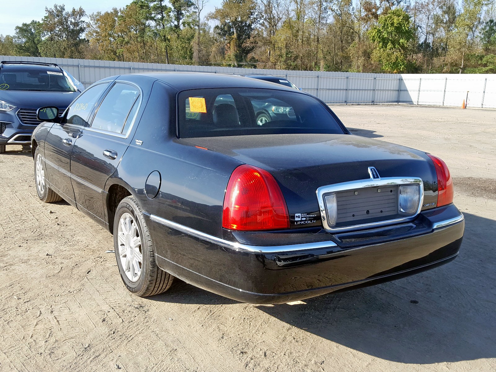 Photo 3 from auction – 2009 LINCOLN TOWN CAR S with VIN 2LNHM82VX9X601196
