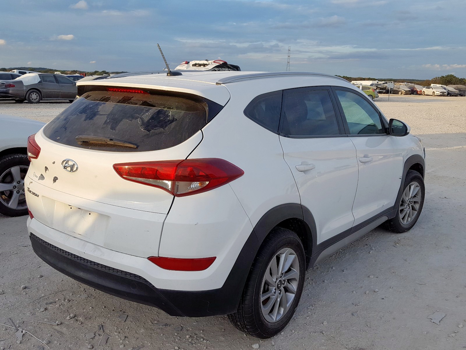 Photo 4 from auction – 2017 HYUNDAI TUCSON LIM with VIN KM8J33A47HU265853