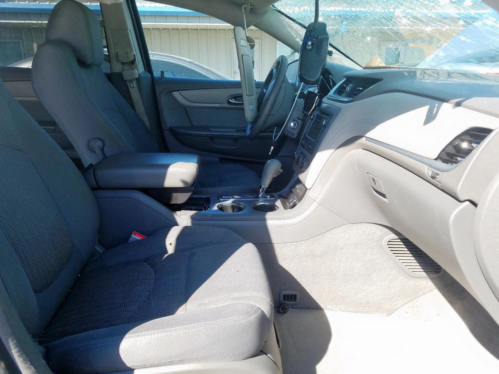 Photo 5 from auction – 2015 CHEVROLET TRAVERSE L with VIN 1GNKRFED4FJ188836