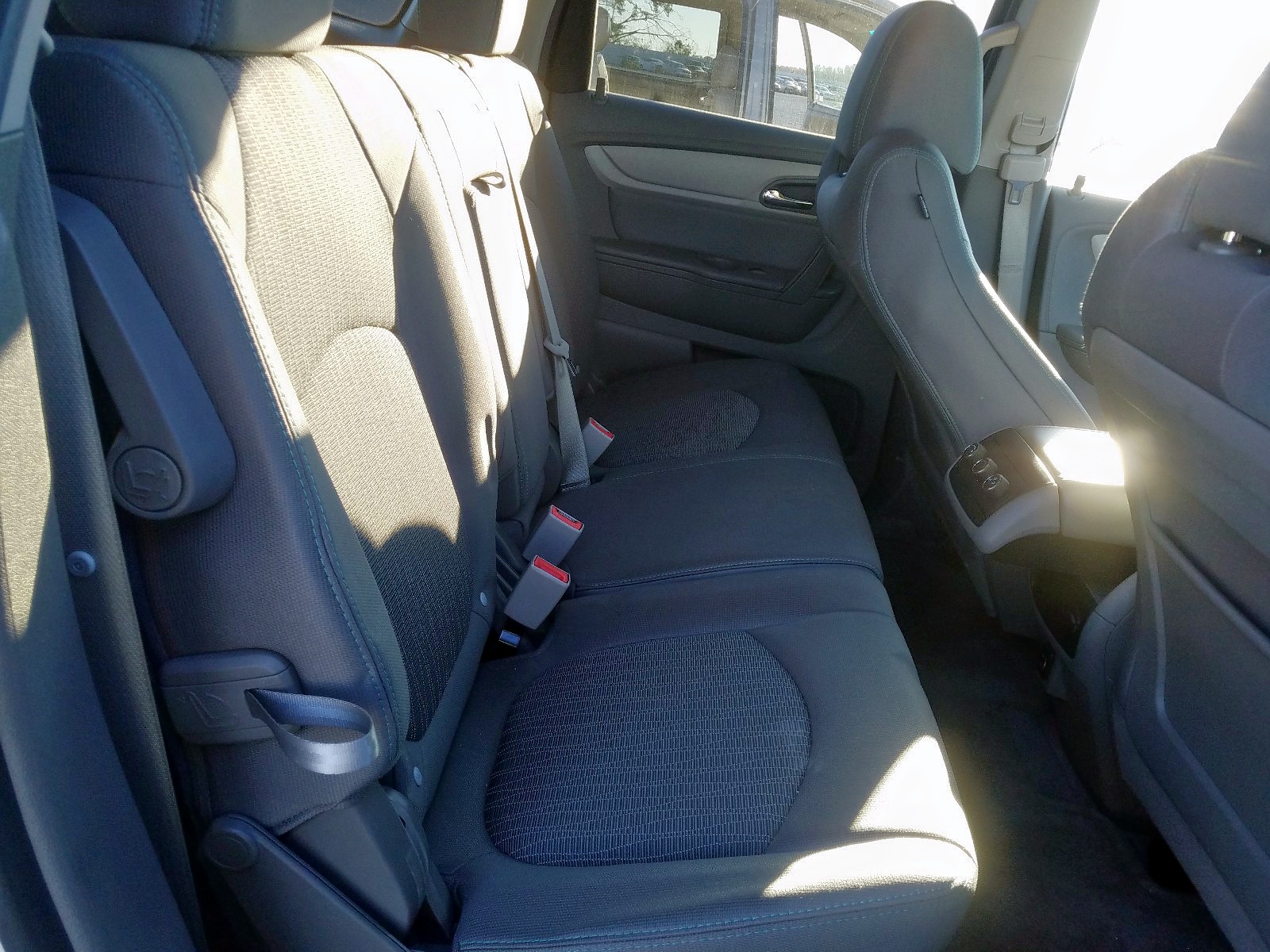 Photo 6 from auction – 2017 CHEVROLET TRAVERSE L with VIN 1GNKRFKD9HJ302174