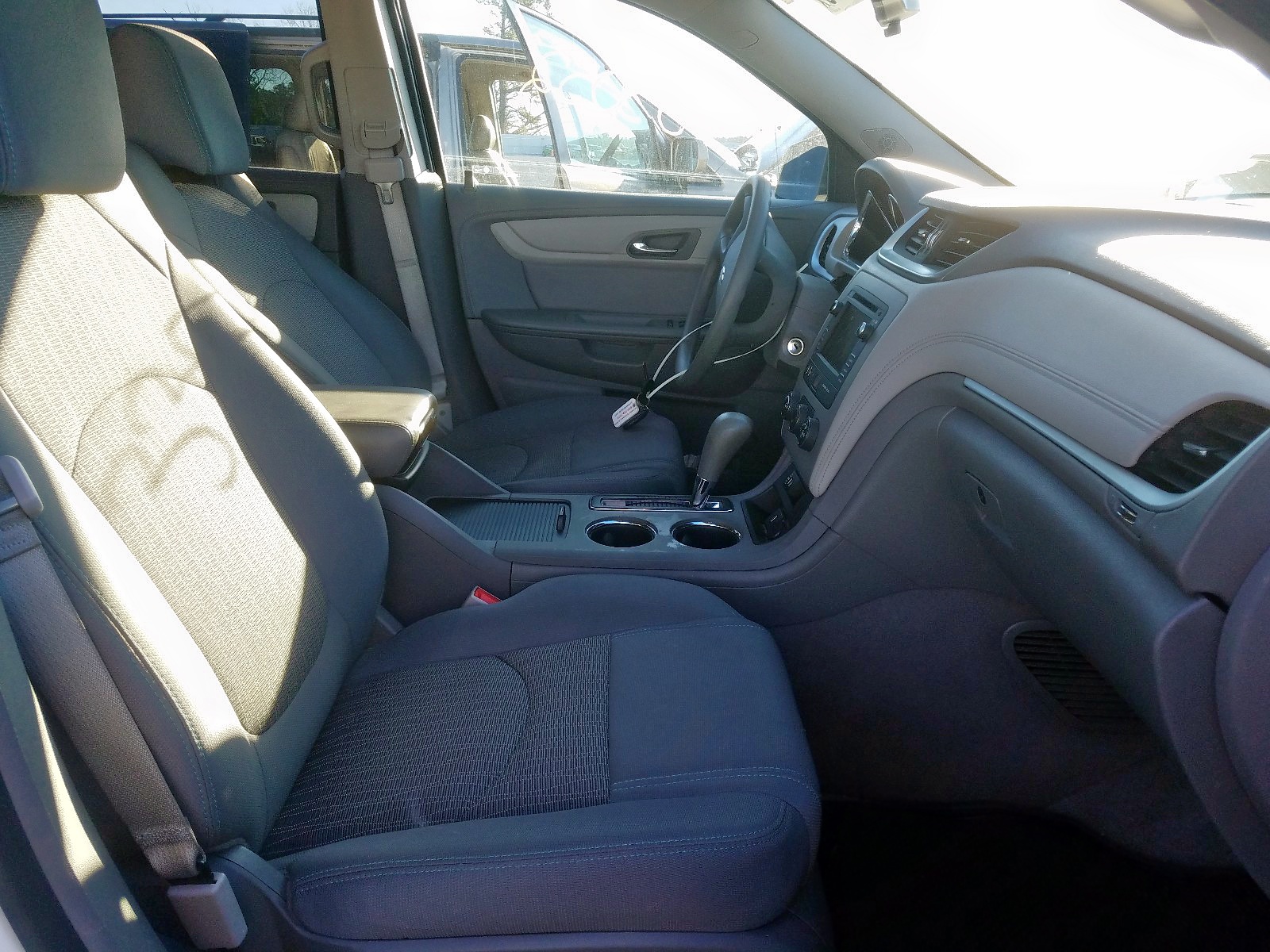 Photo 5 from auction – 2017 CHEVROLET TRAVERSE L with VIN 1GNKRFKD9HJ302174