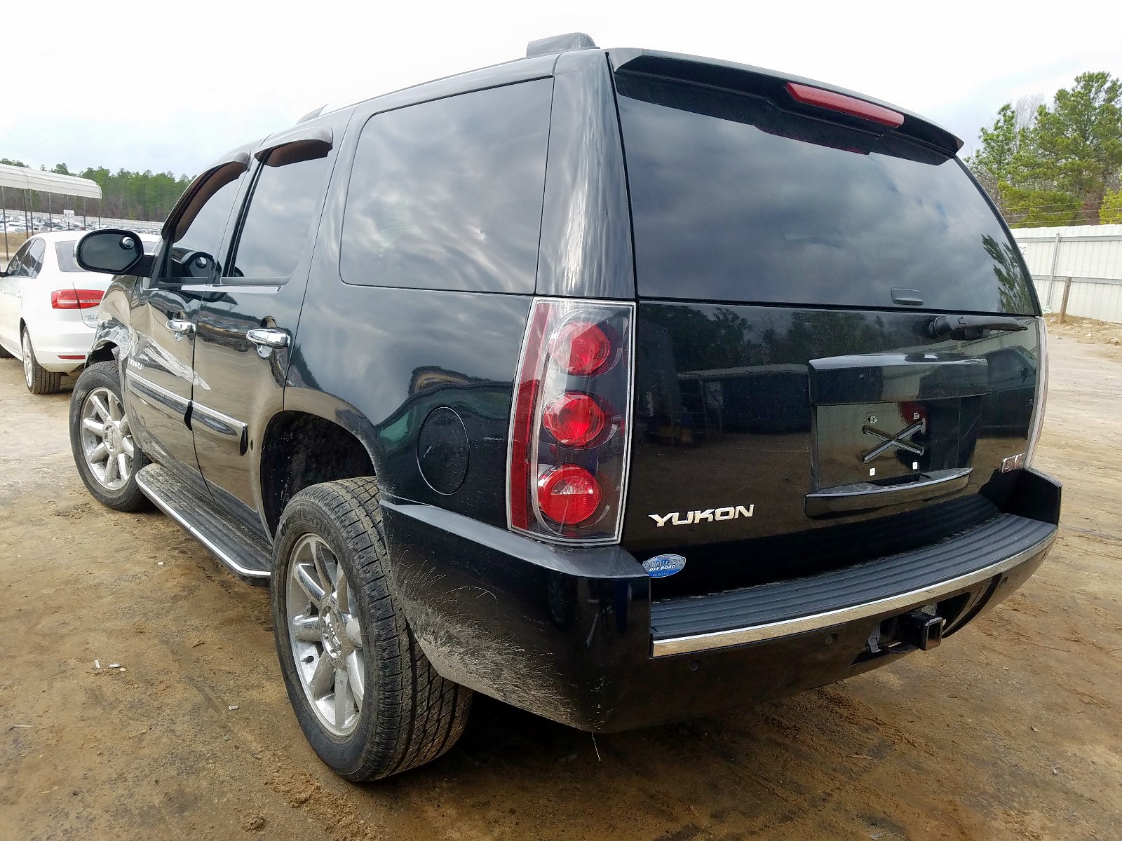 Photo 3 from auction – 2007 GMC YUKON DENA with VIN 1GKFK63887J293132