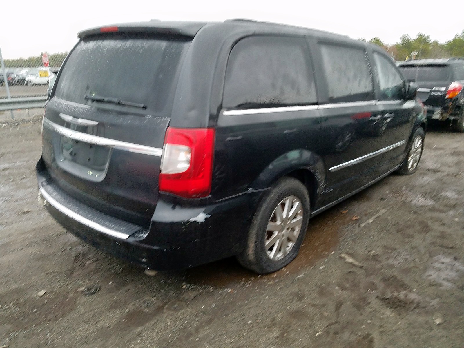 Photo 4 from auction – 2014 CHRYSLER TOWN & COU with VIN 2C4RC1BG3ER176326