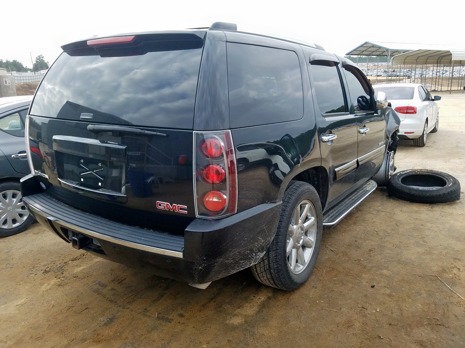 Photo 4 from auction – 2007 GMC YUKON DENA with VIN 1GKFK63887J293132
