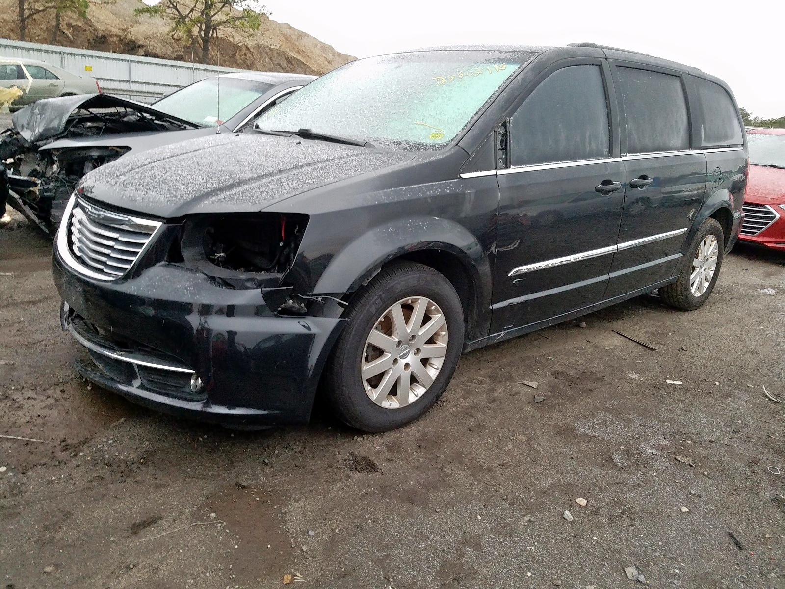 Photo 2 from auction – 2014 CHRYSLER TOWN & COU with VIN 2C4RC1BG3ER176326