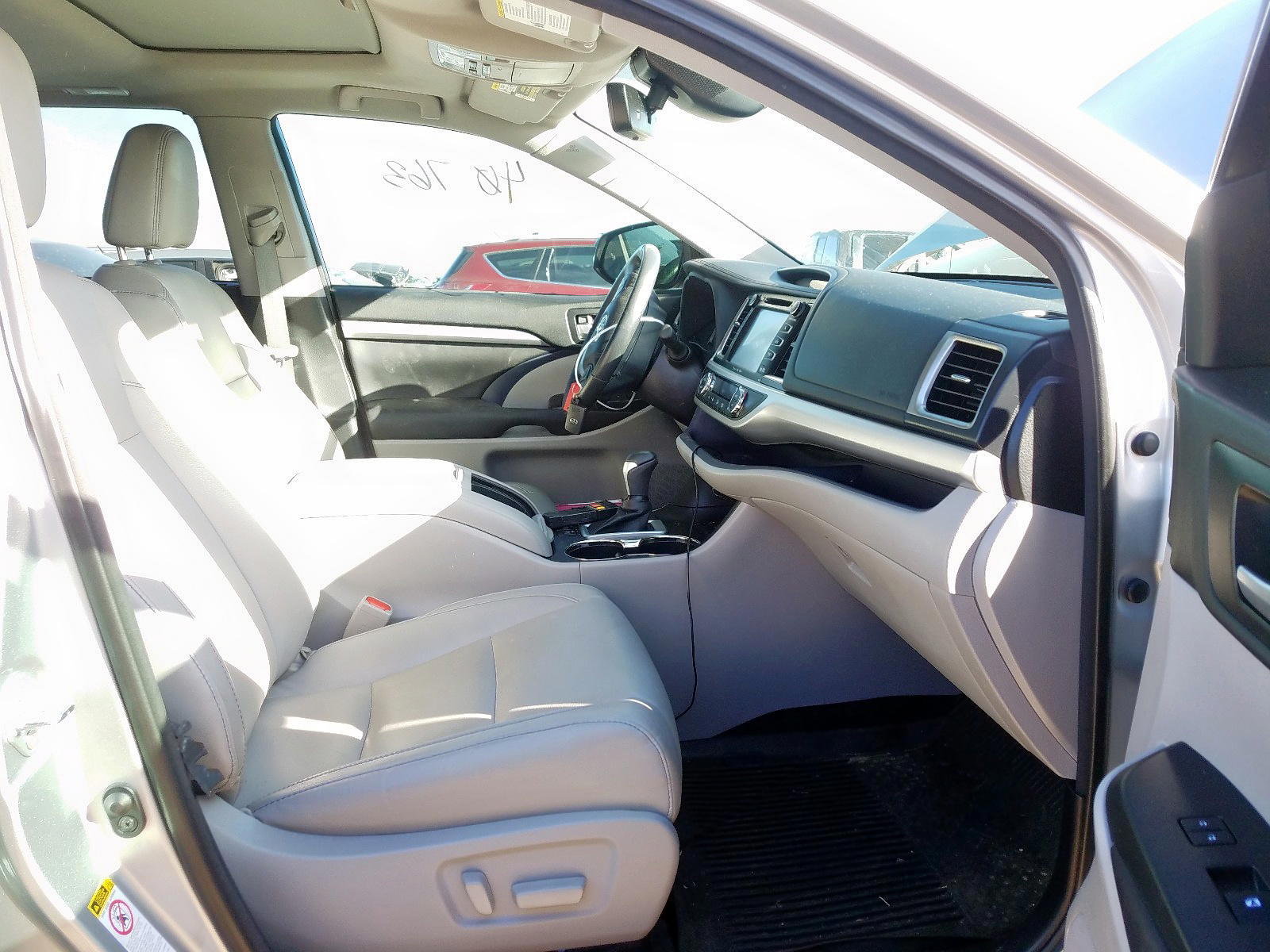 Photo 5 from auction – 2017 TOYOTA HIGHLANDER with VIN 5TDJZRFH7HS366994