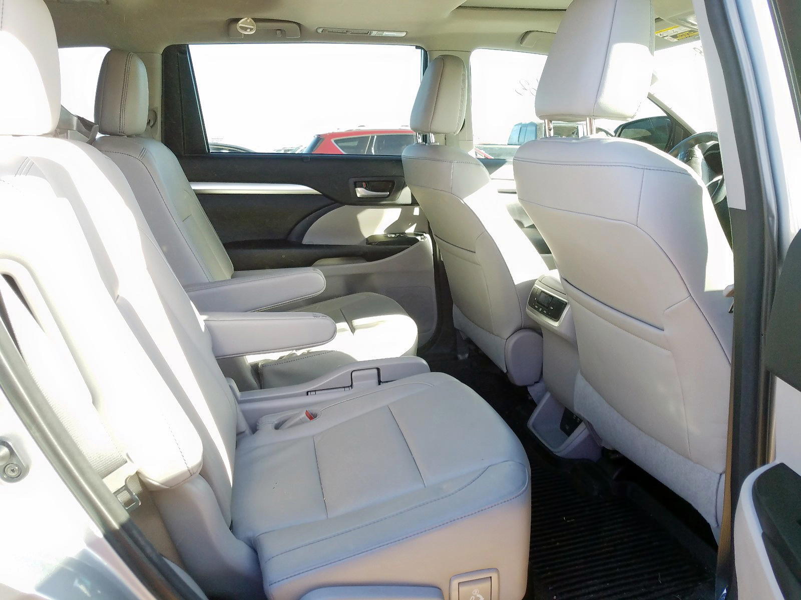 Photo 6 from auction – 2017 TOYOTA HIGHLANDER with VIN 5TDJZRFH7HS366994