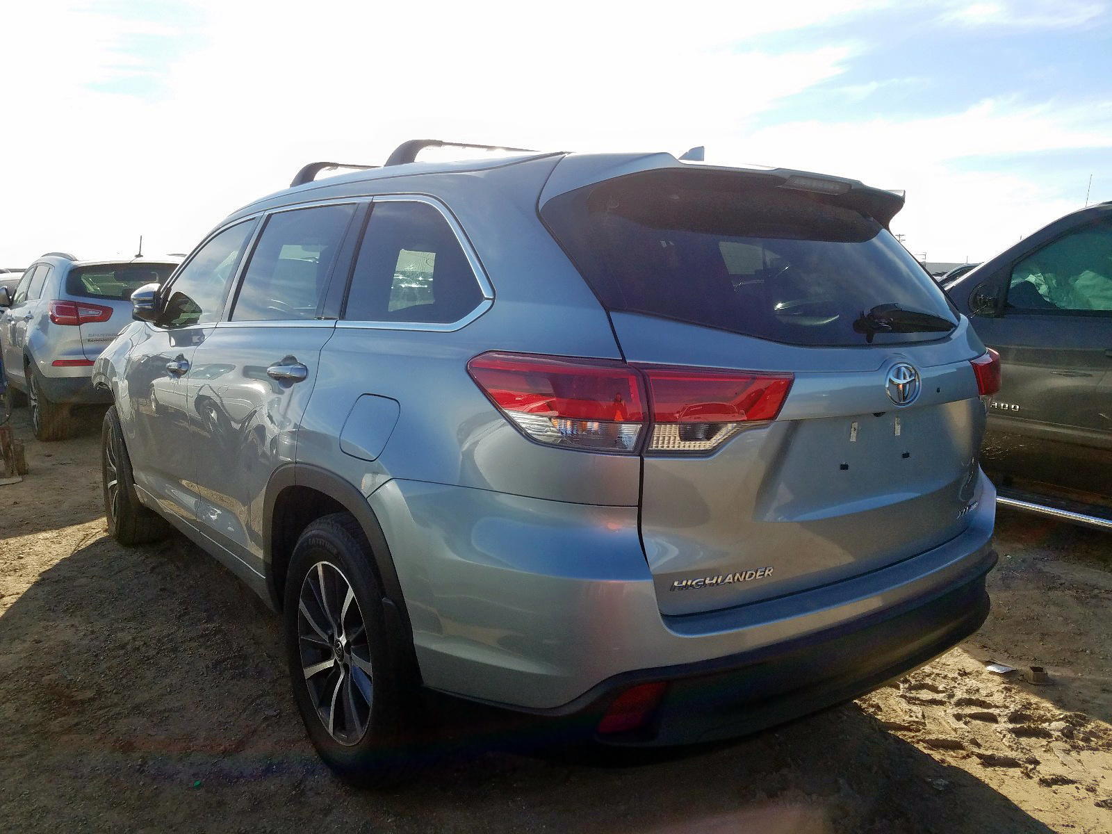Photo 3 from auction – 2017 TOYOTA HIGHLANDER with VIN 5TDJZRFH7HS366994