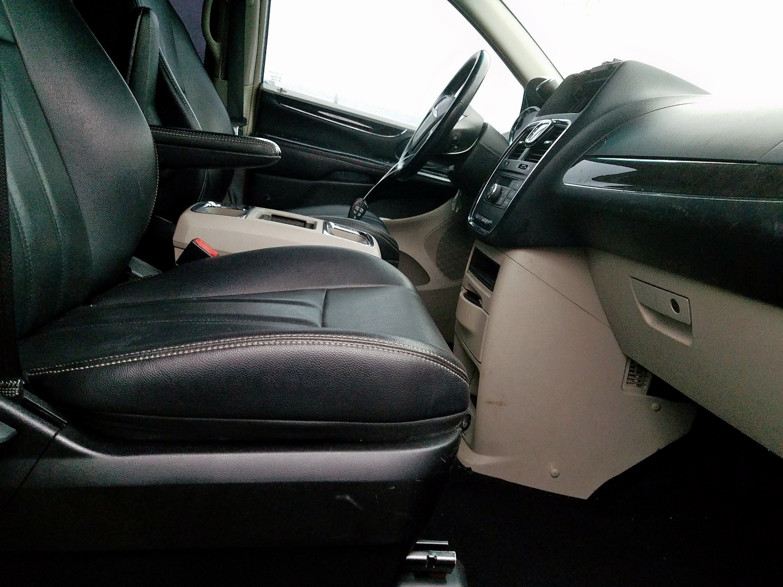 Photo 5 from auction – 2014 CHRYSLER TOWN & COU with VIN 2C4RC1BG3ER176326