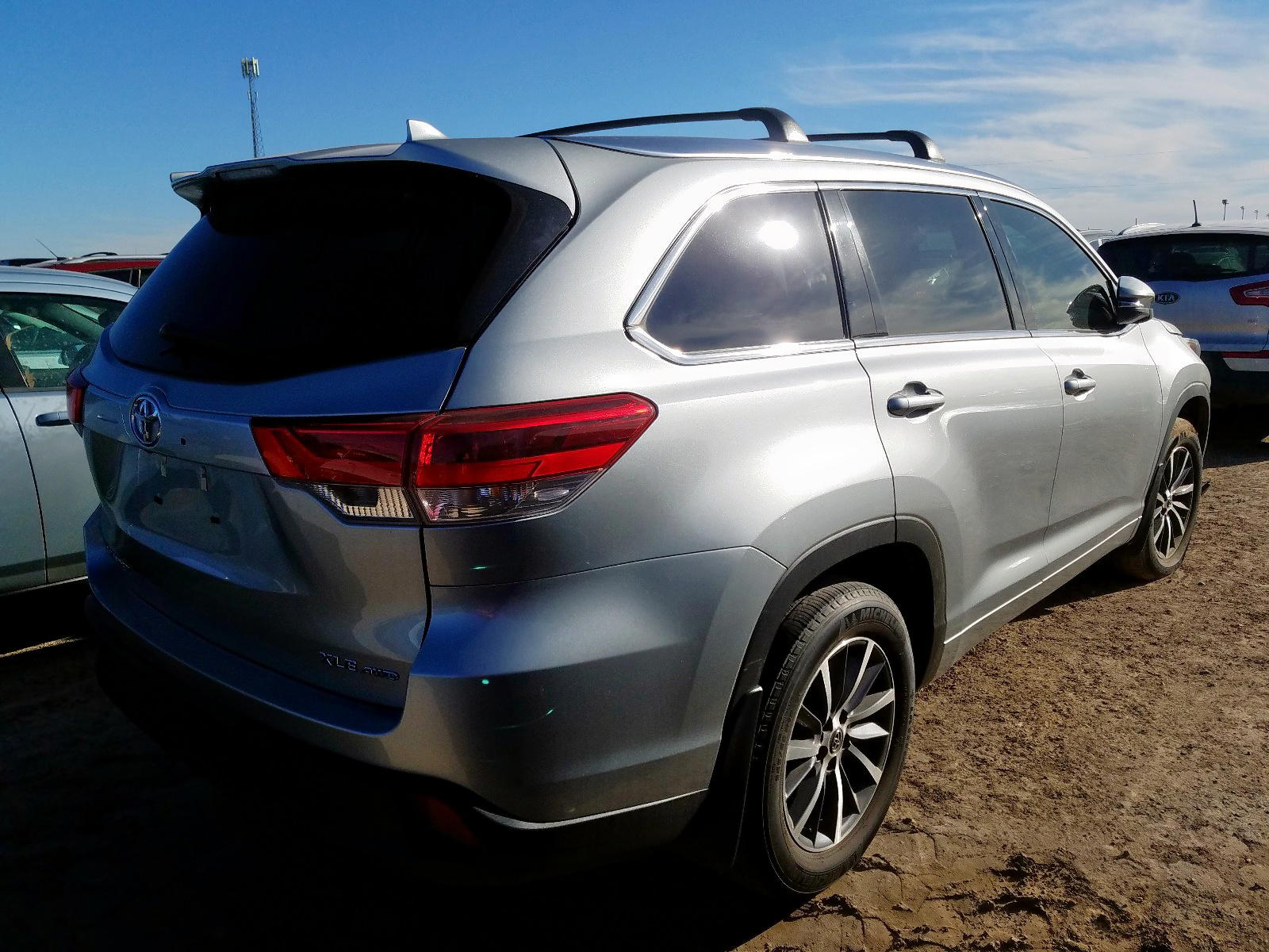 Photo 4 from auction – 2017 TOYOTA HIGHLANDER with VIN 5TDJZRFH7HS366994