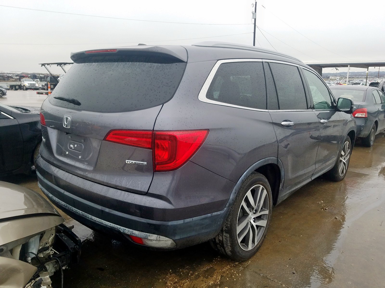 Photo 4 from auction – 2017 HONDA PILOT TOUR with VIN 5FNYF5H98HB001301