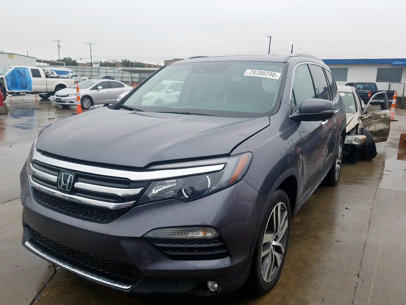 Photo 2 from auction – 2017 HONDA PILOT TOUR with VIN 5FNYF5H98HB001301