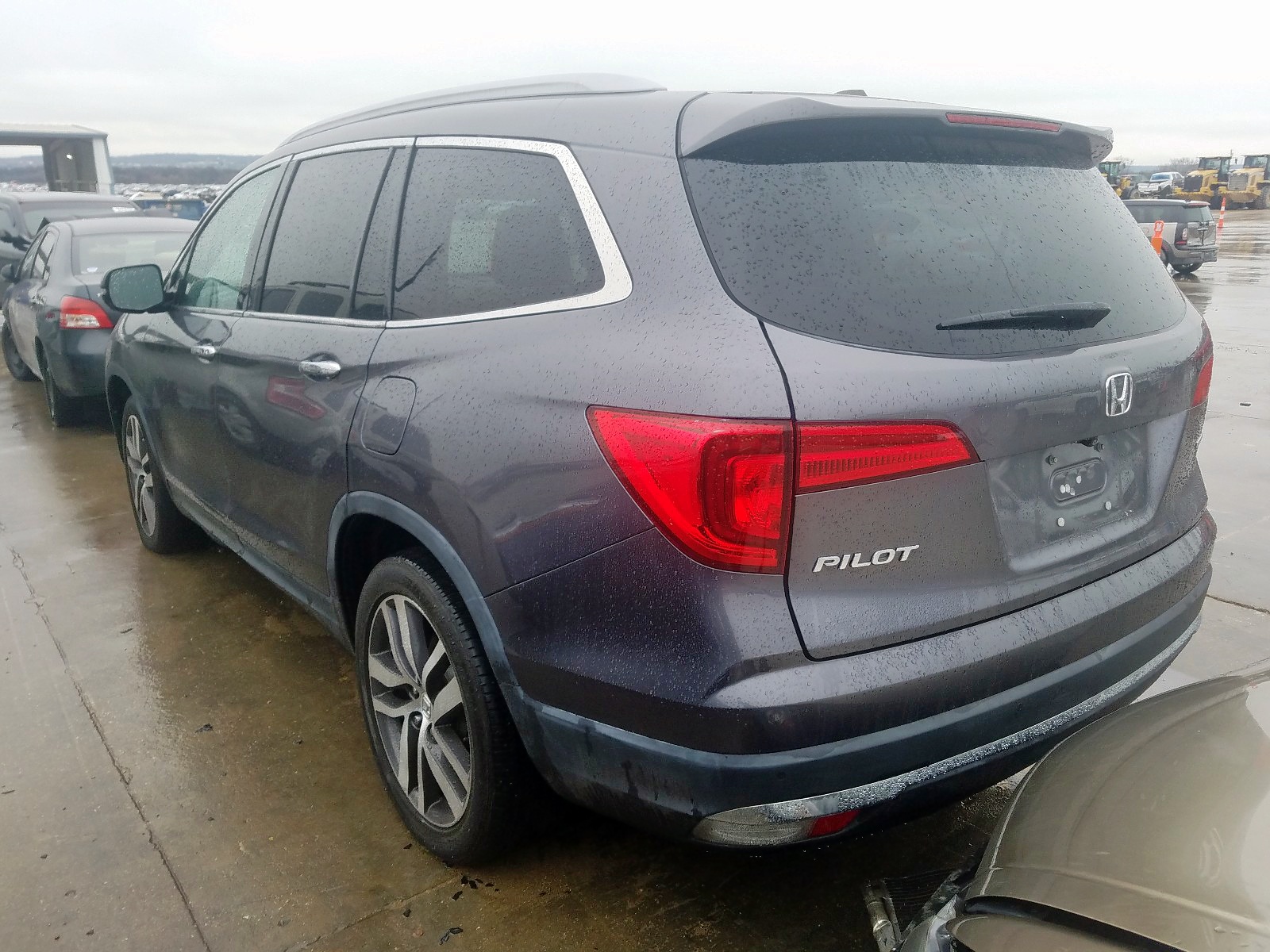Photo 3 from auction – 2017 HONDA PILOT TOUR with VIN 5FNYF5H98HB001301