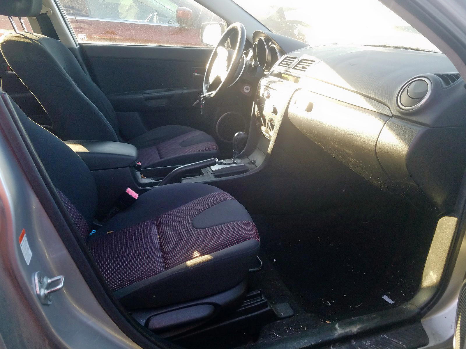 Photo 5 from auction – 2005 MAZDA 3 HATCHBAC with VIN JM1BK343851238656