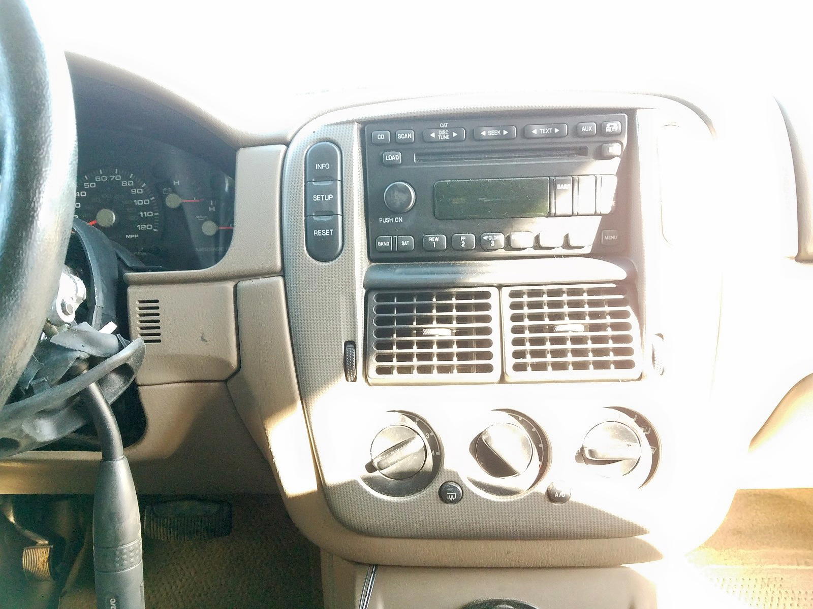 Photo 9 from auction – 2005 FORD EXPLORER X with VIN 1FMZU63K85UC02625