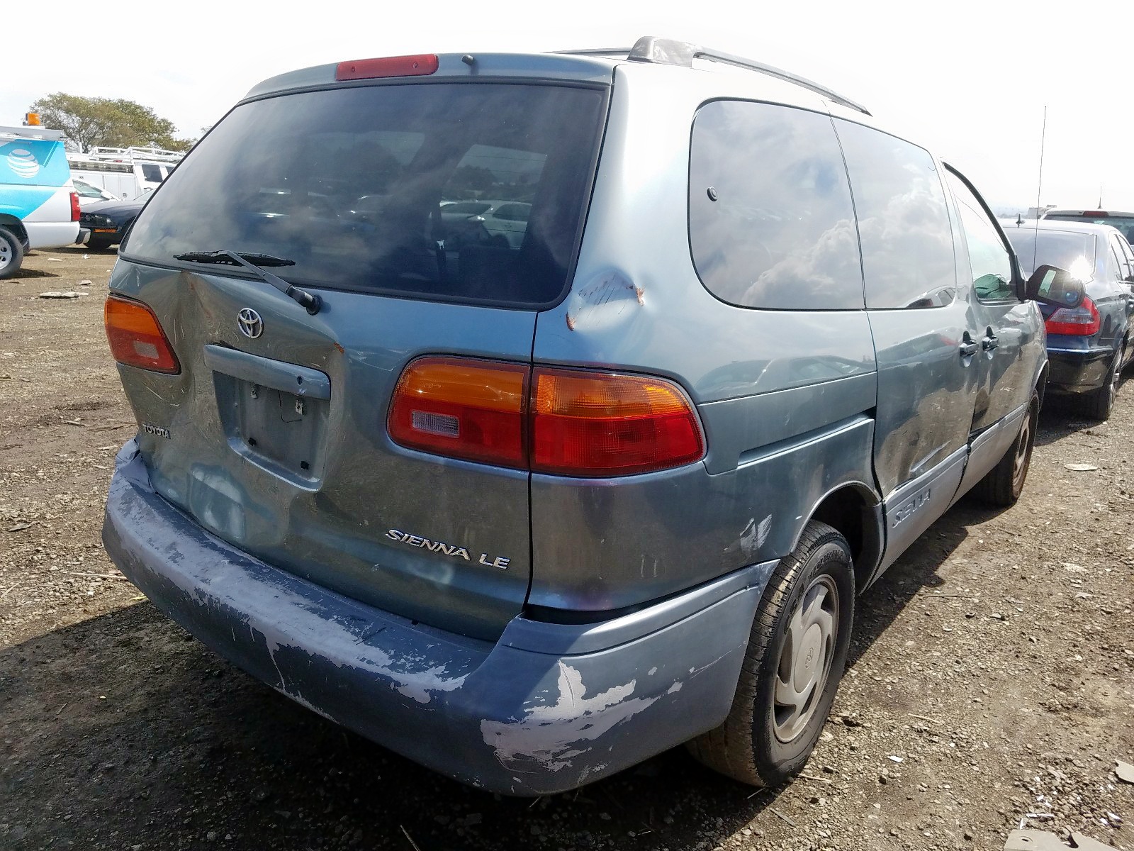 Photo 4 from auction – 2000 TOYOTA SIENNA LE with VIN 4T3ZF13C4YU199059