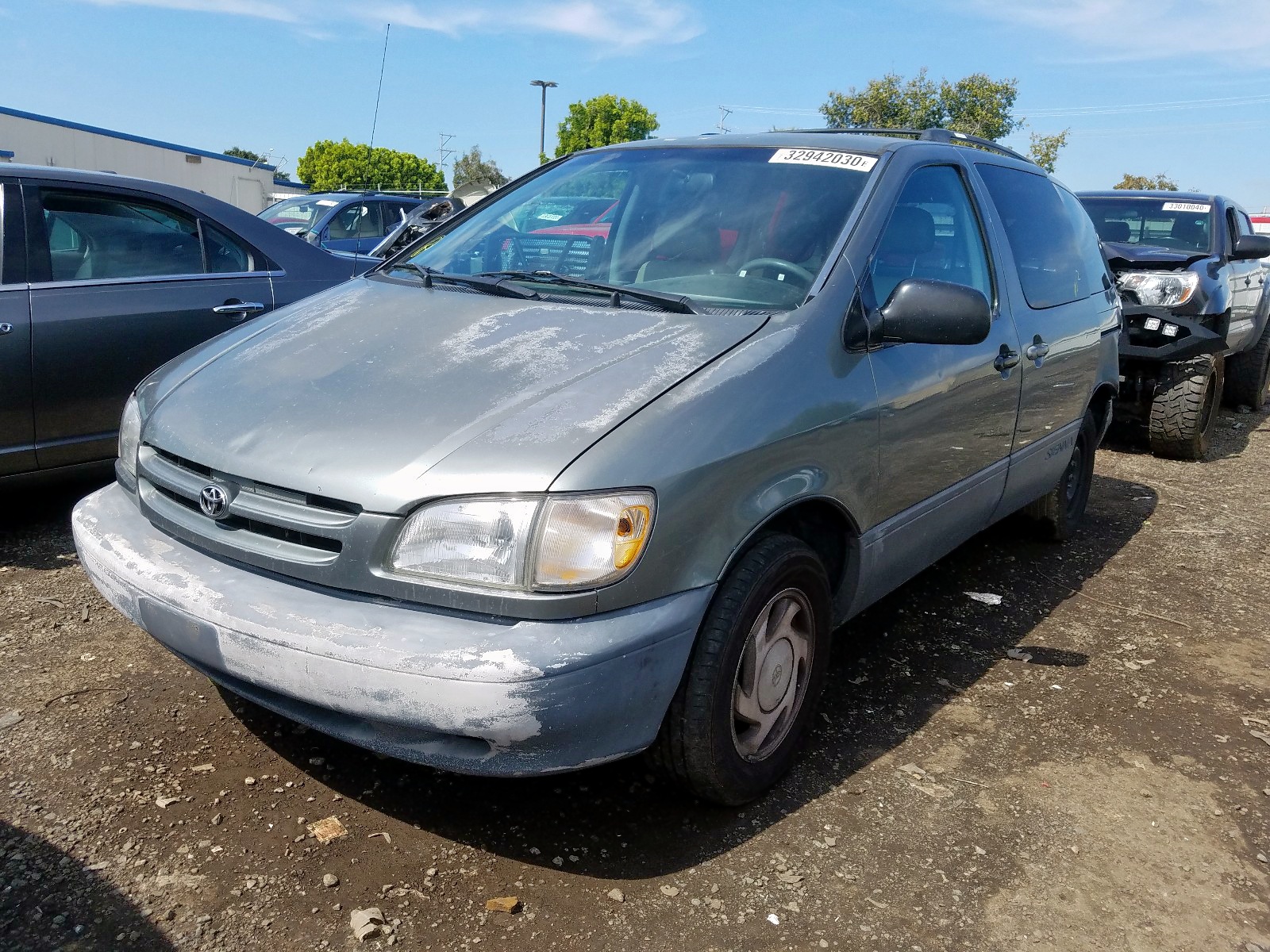 Photo 2 from auction – 2000 TOYOTA SIENNA LE with VIN 4T3ZF13C4YU199059