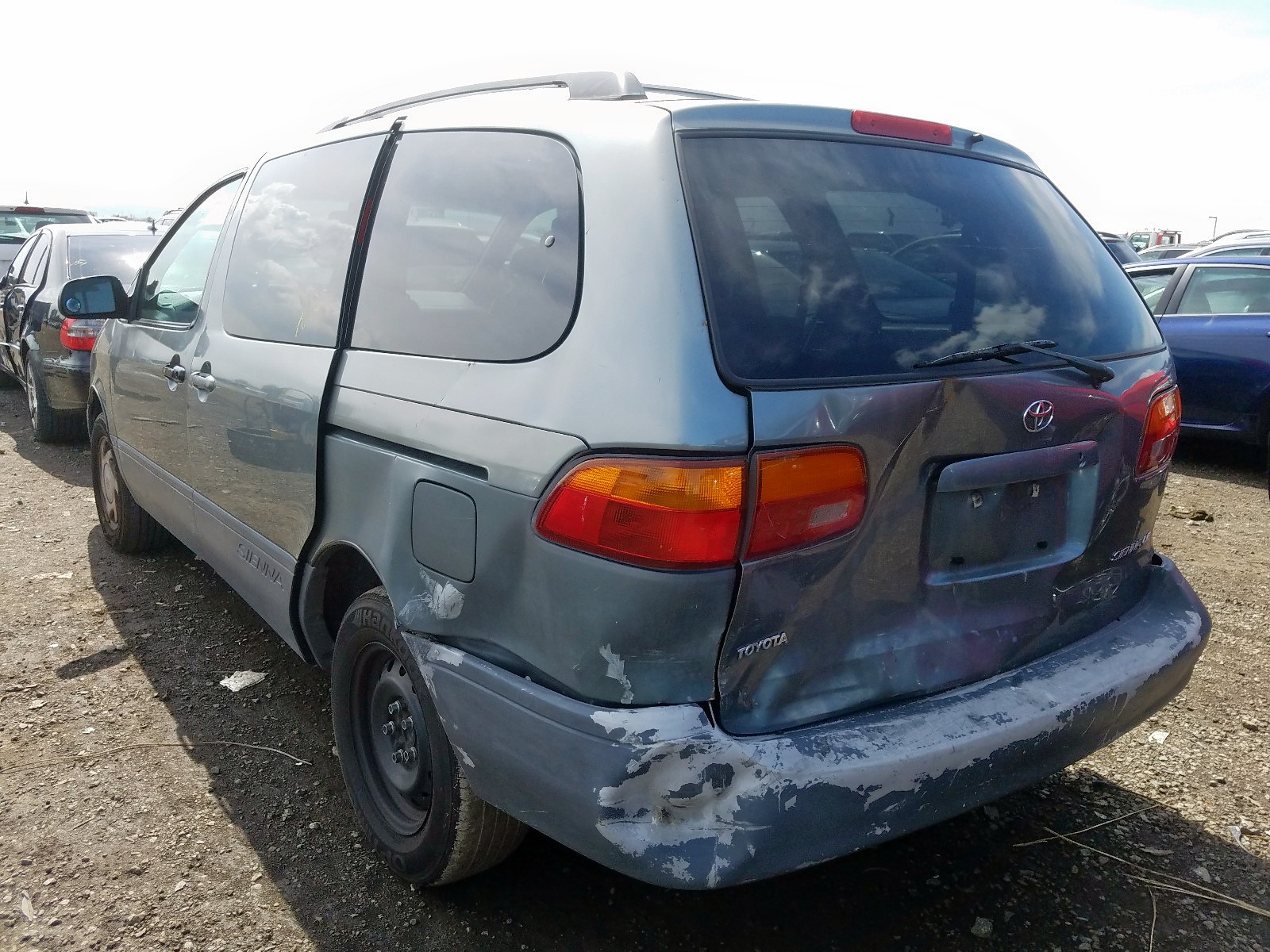Photo 3 from auction – 2000 TOYOTA SIENNA LE with VIN 4T3ZF13C4YU199059