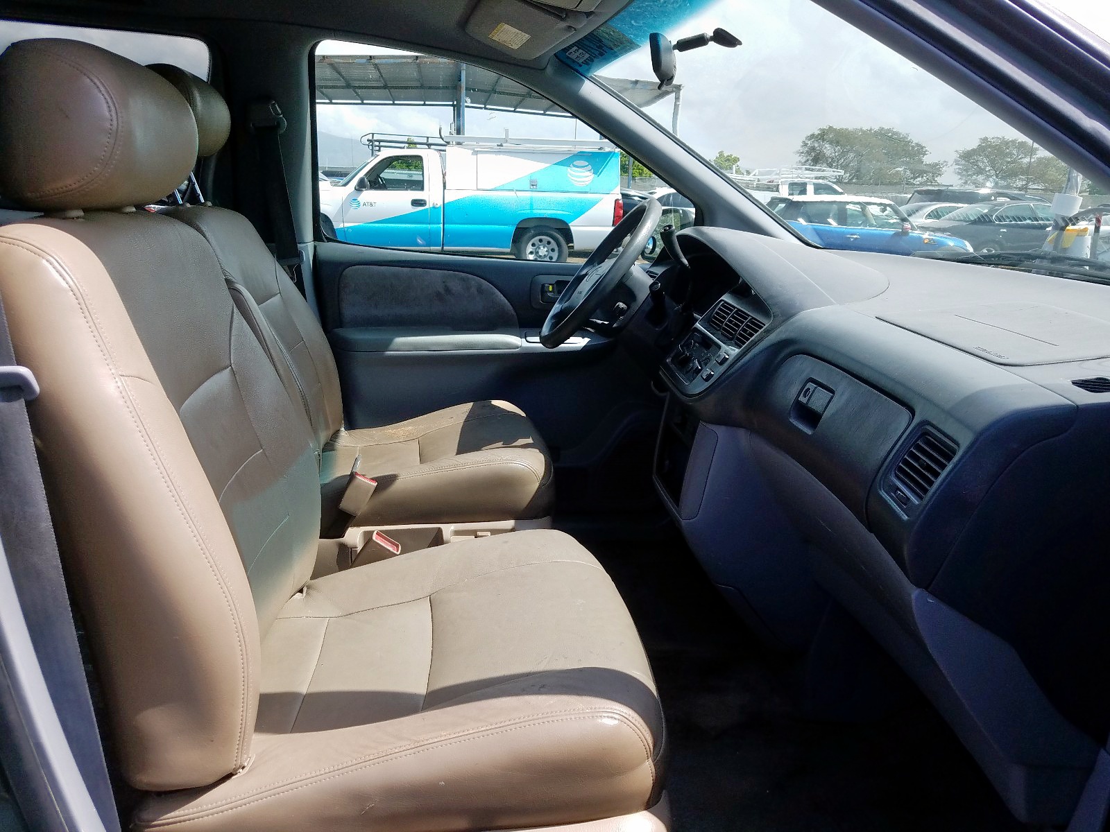 Photo 5 from auction – 2000 TOYOTA SIENNA LE with VIN 4T3ZF13C4YU199059