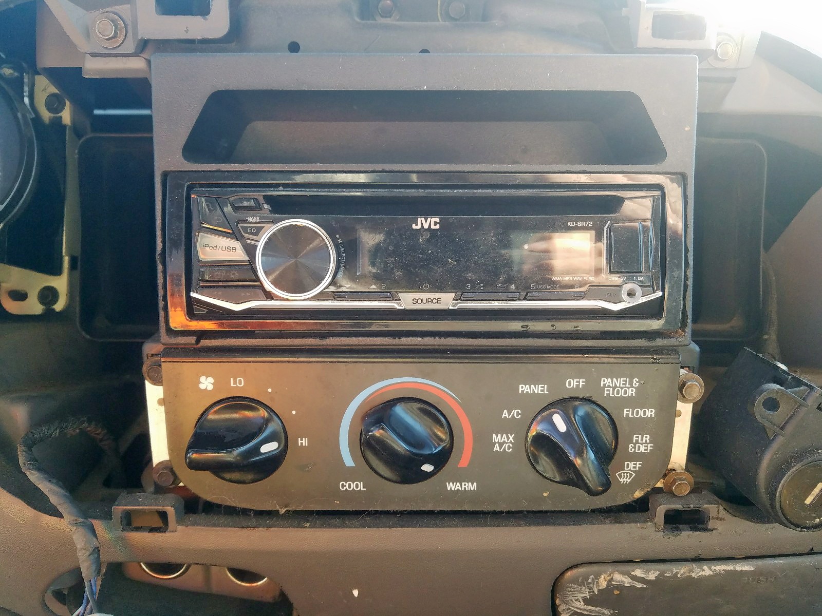 Photo 9 from auction – 1997 FORD F150 with VIN 1FTDX18W7VNC46677