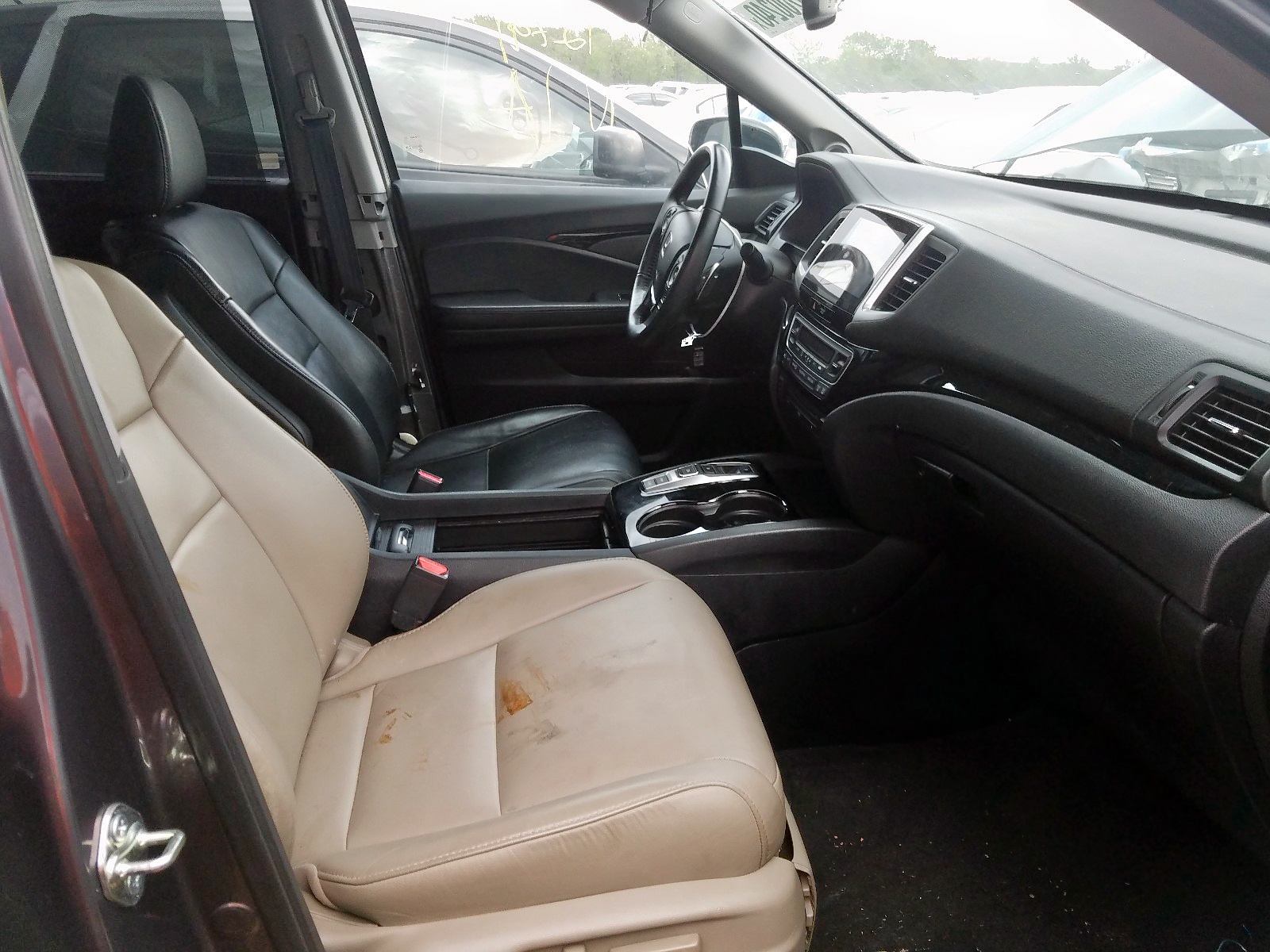 Photo 5 from auction – 2017 HONDA PILOT TOUR with VIN 5FNYF5H98HB001301
