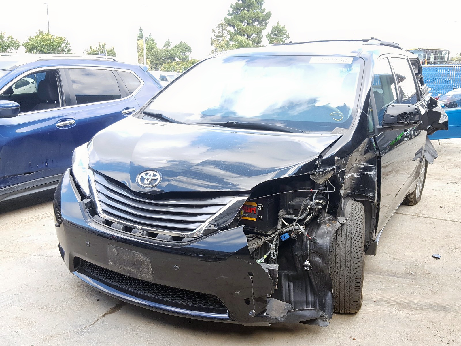 Photo 2 from auction – 2011 TOYOTA SIENNA XLE with VIN 5TDDK3DC4BS002304