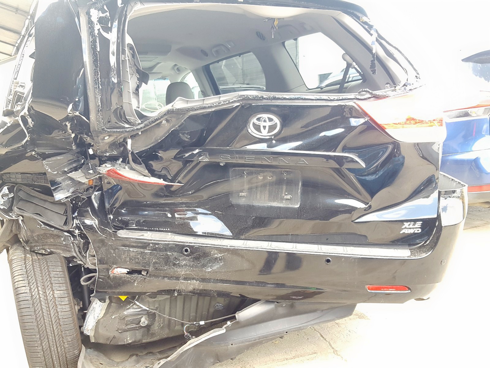 Photo 9 from auction – 2011 TOYOTA SIENNA XLE with VIN 5TDDK3DC4BS002304