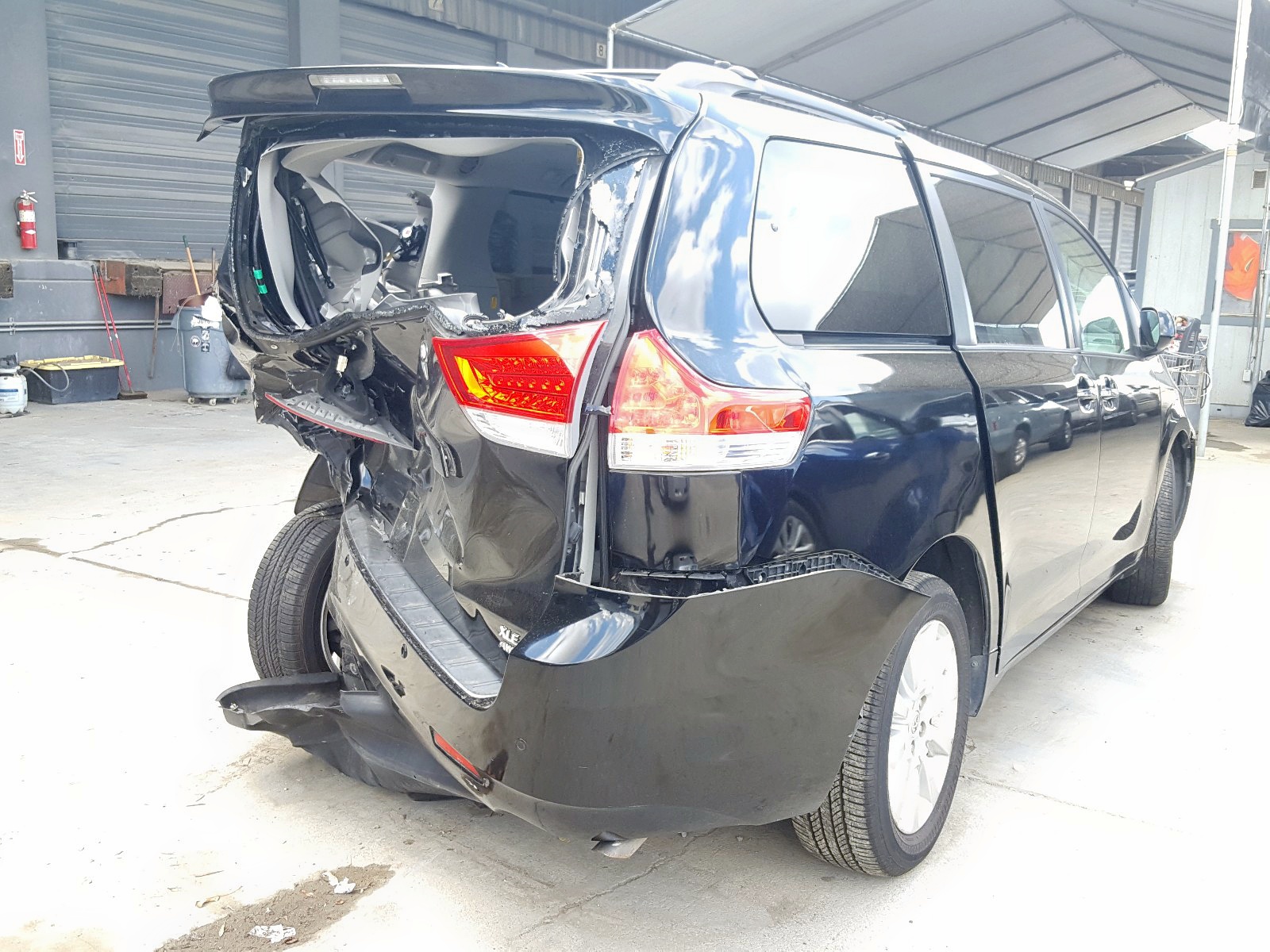 Photo 4 from auction – 2011 TOYOTA SIENNA XLE with VIN 5TDDK3DC4BS002304
