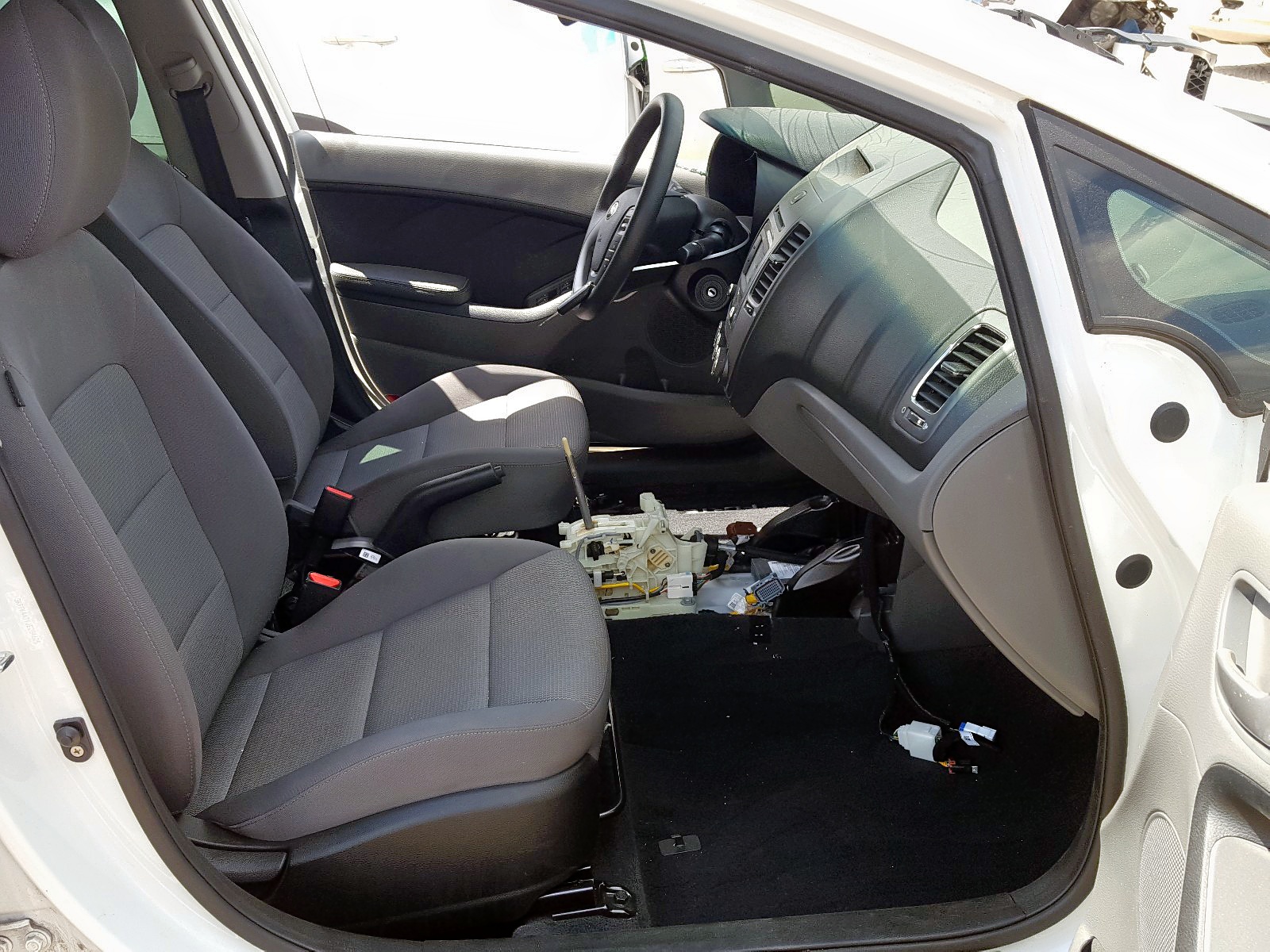Photo 5 from auction – 2018 KIA FORTE LX with VIN 3KPFK4A7XJE284625