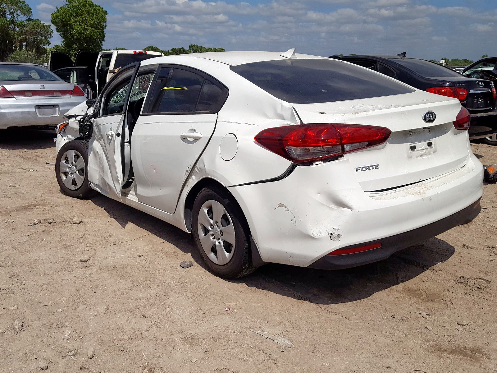 Photo 3 from auction – 2018 KIA FORTE LX with VIN 3KPFK4A7XJE284625