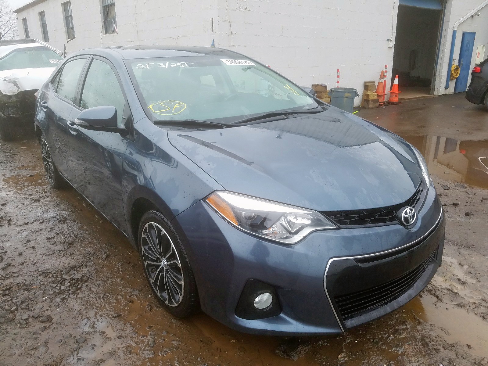 TOYOTA COROLLA L 2015 مع رقم تعريف المركبة 2T1BURHE2FC323742 - صورة من المزاد