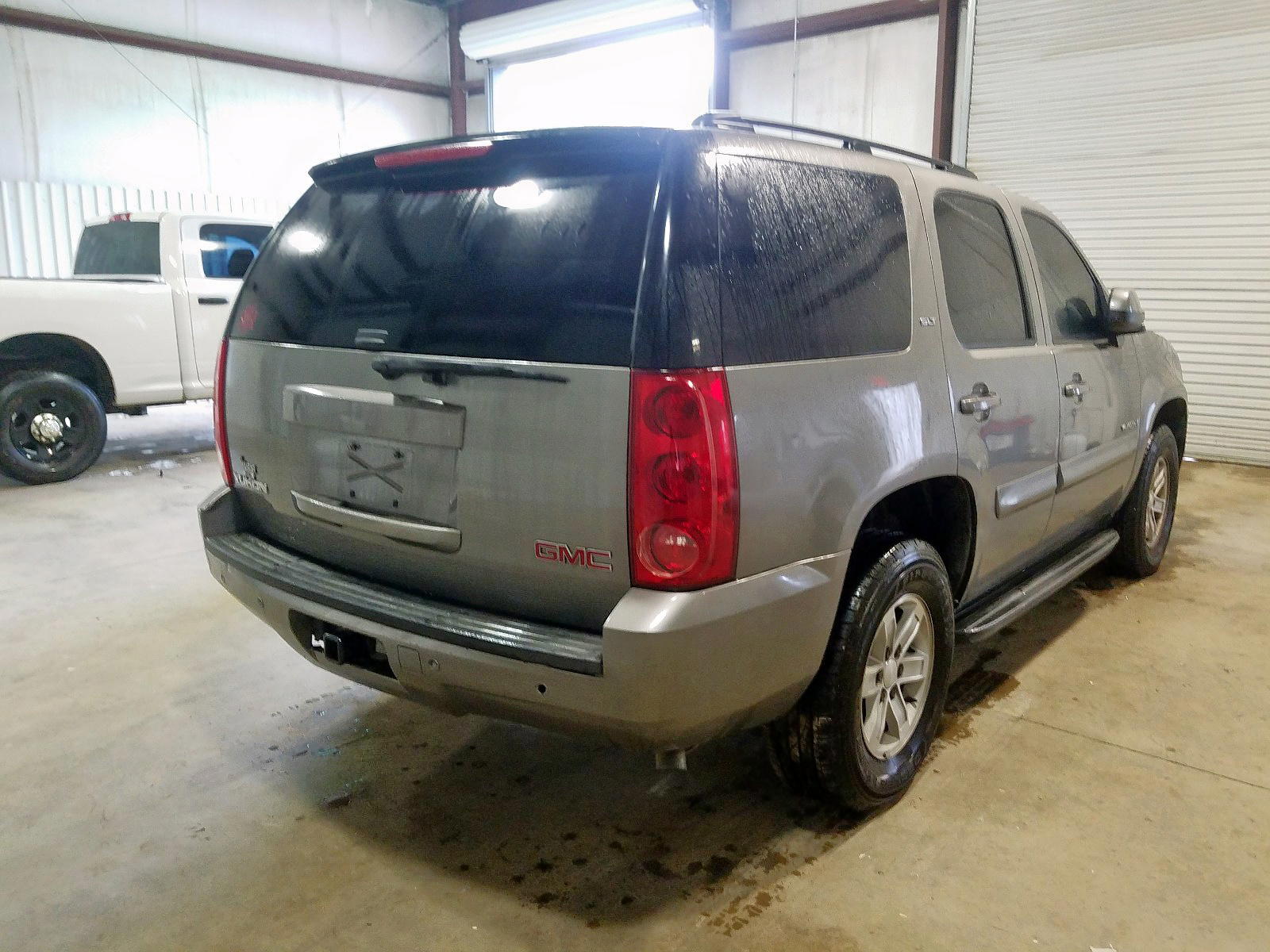 Photo 4 from auction – 2008 GMC YUKON with VIN 1GKFC13J18R230587