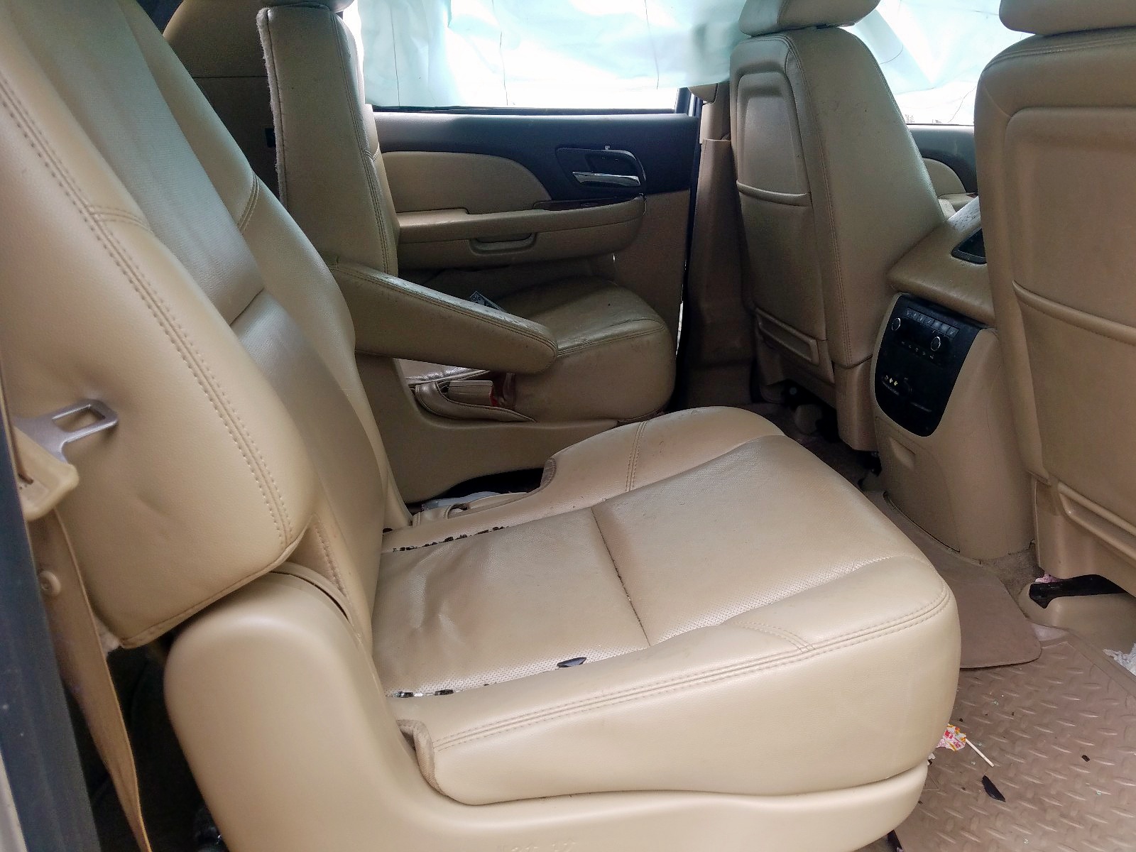 Photo 6 from auction – 2011 CHEVROLET SUBURBAN K with VIN 1GNSKKE36BR402368