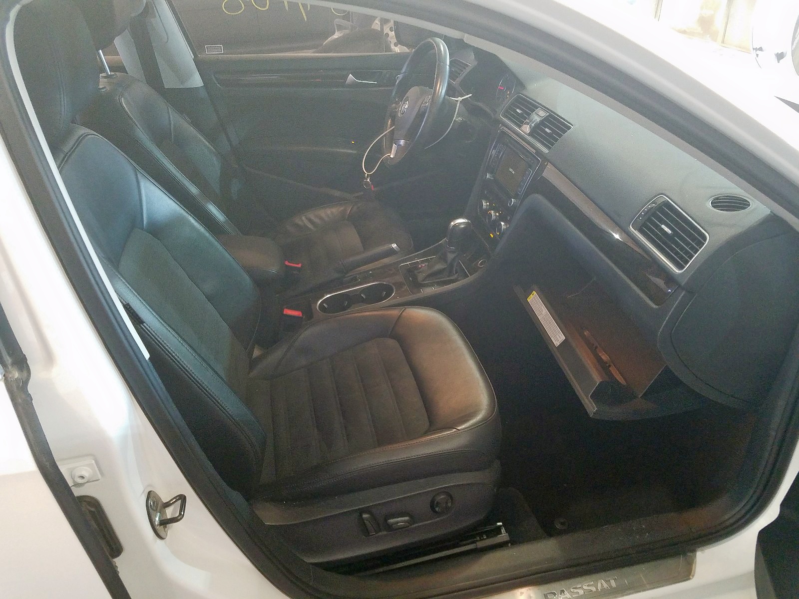 Photo 5 from auction – 2015 VOLKSWAGEN PASSAT SEL with VIN 1VWCV7A32FC003163