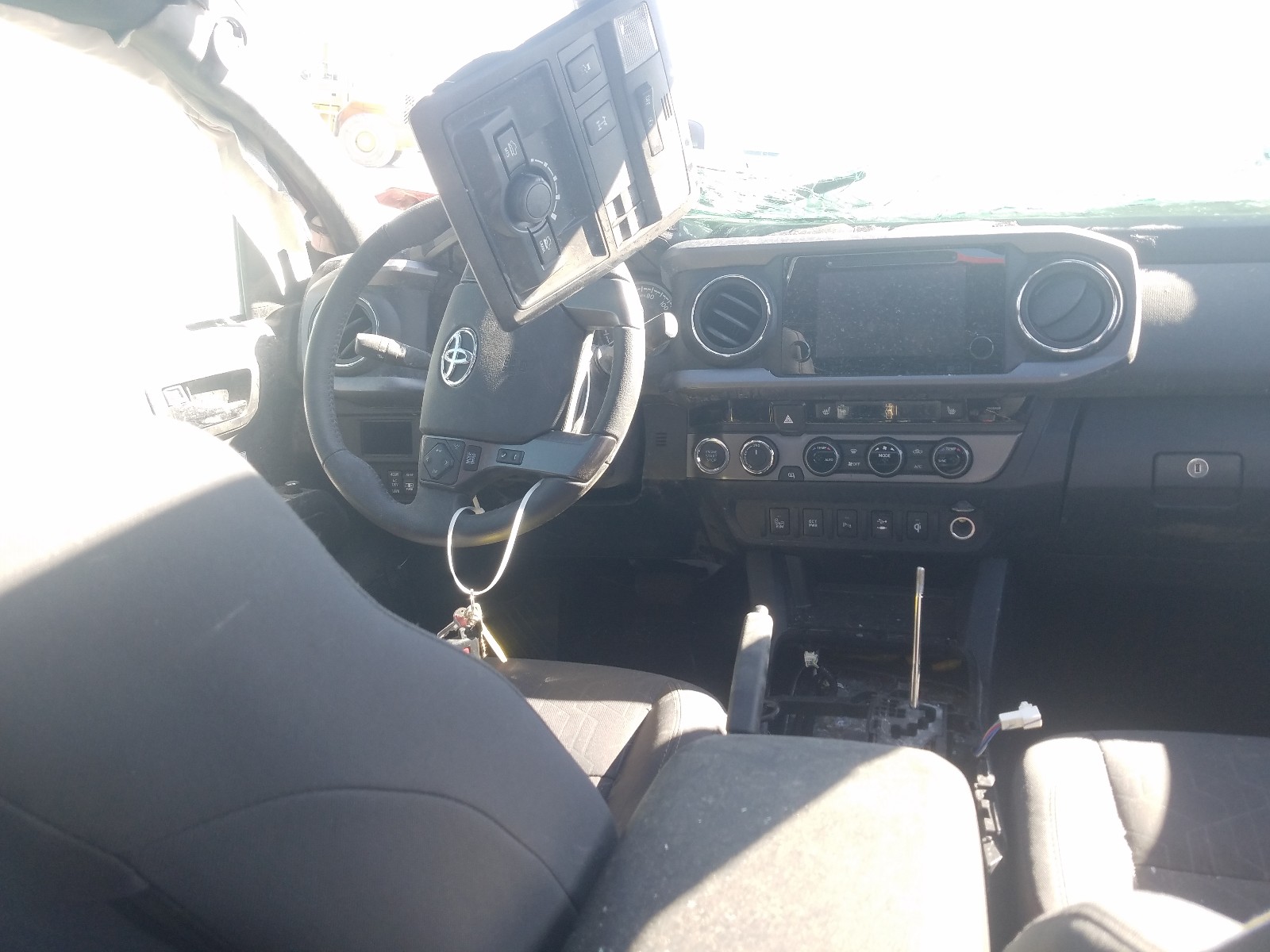 Photo 9 from auction – 2017 TOYOTA TACOMA DOU with VIN 3TMCZ5AN7HM102799