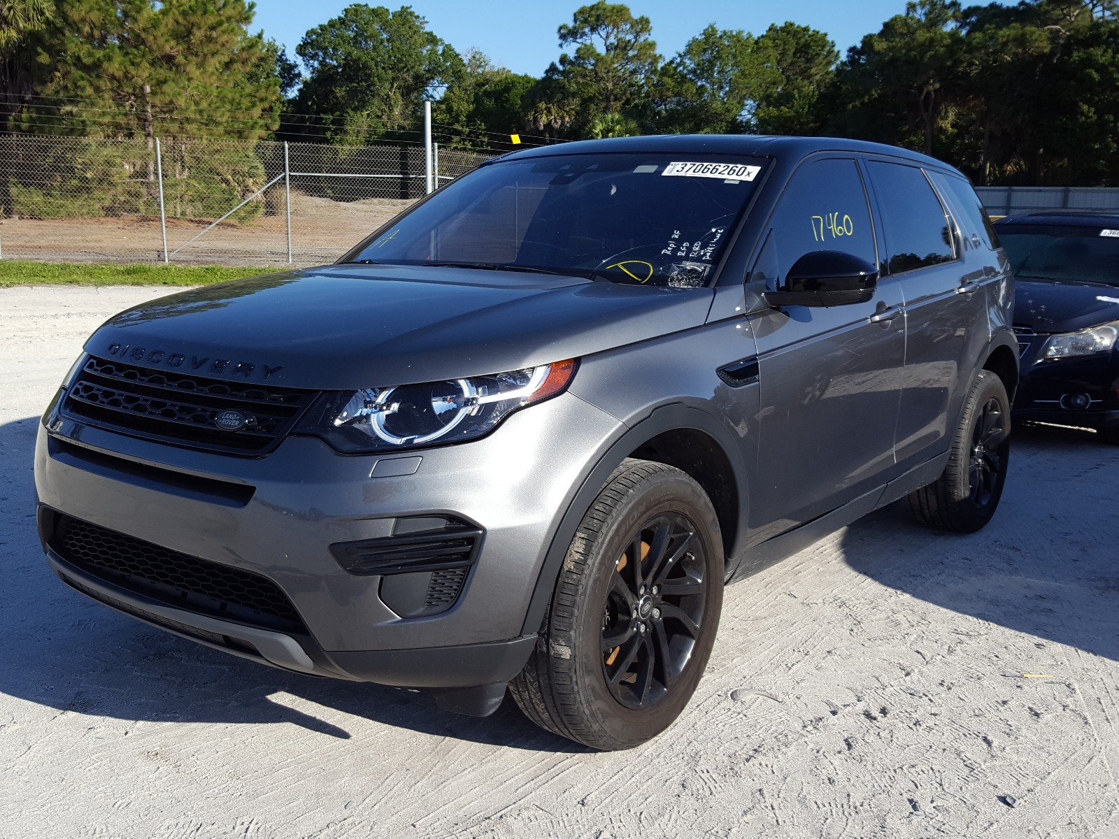 Photo 2 from auction – 2018 LAND ROVER DISCOVERY with VIN SALCP2RX6JH756495