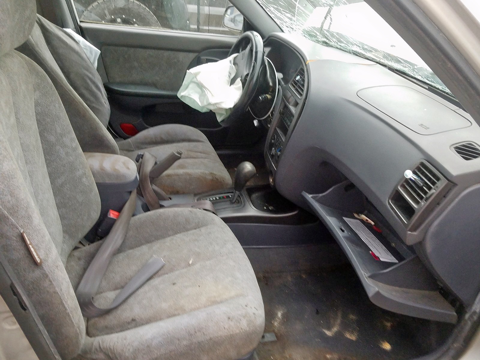 Photo 15 from auction – 2002 HYUNDAI ELANTRA GL with VIN KMHDN45D42U446147