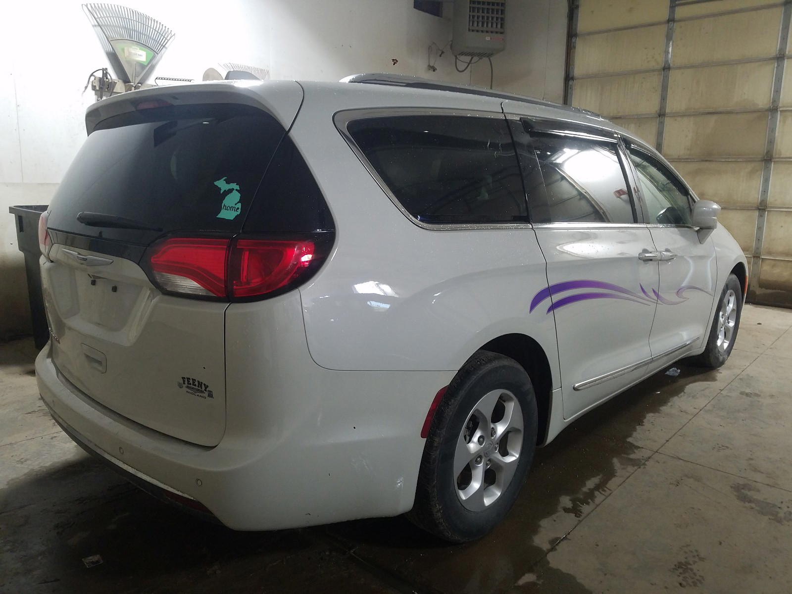 Photo 4 from auction – 2017 CHRYSLER PACIFICA T with VIN 2C4RC1EG5HR559555