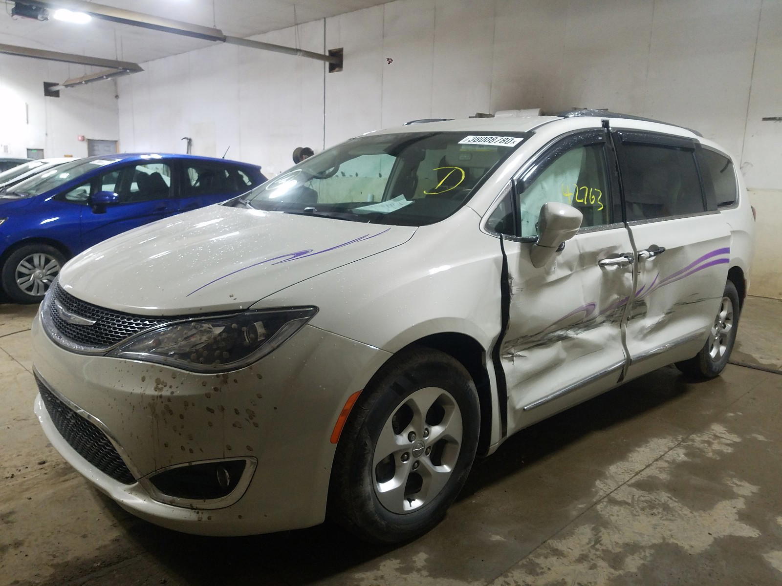 Photo 2 from auction – 2017 CHRYSLER PACIFICA T with VIN 2C4RC1EG5HR559555
