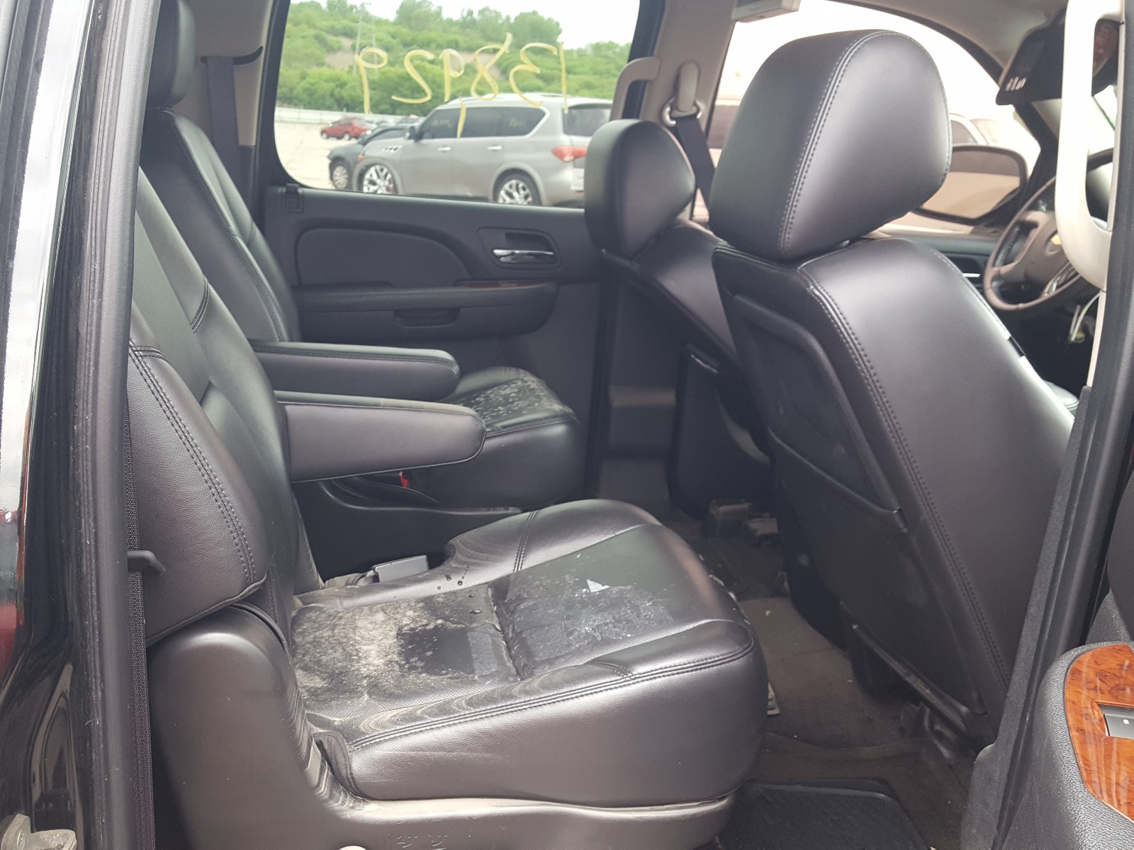 Photo 6 from auction – 2011 CHEVROLET SUBURBAN K with VIN 1GNSKKE32BR135553
