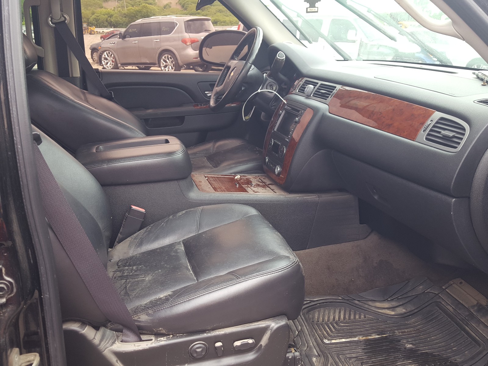 Photo 5 from auction – 2011 CHEVROLET SUBURBAN K with VIN 1GNSKKE32BR135553