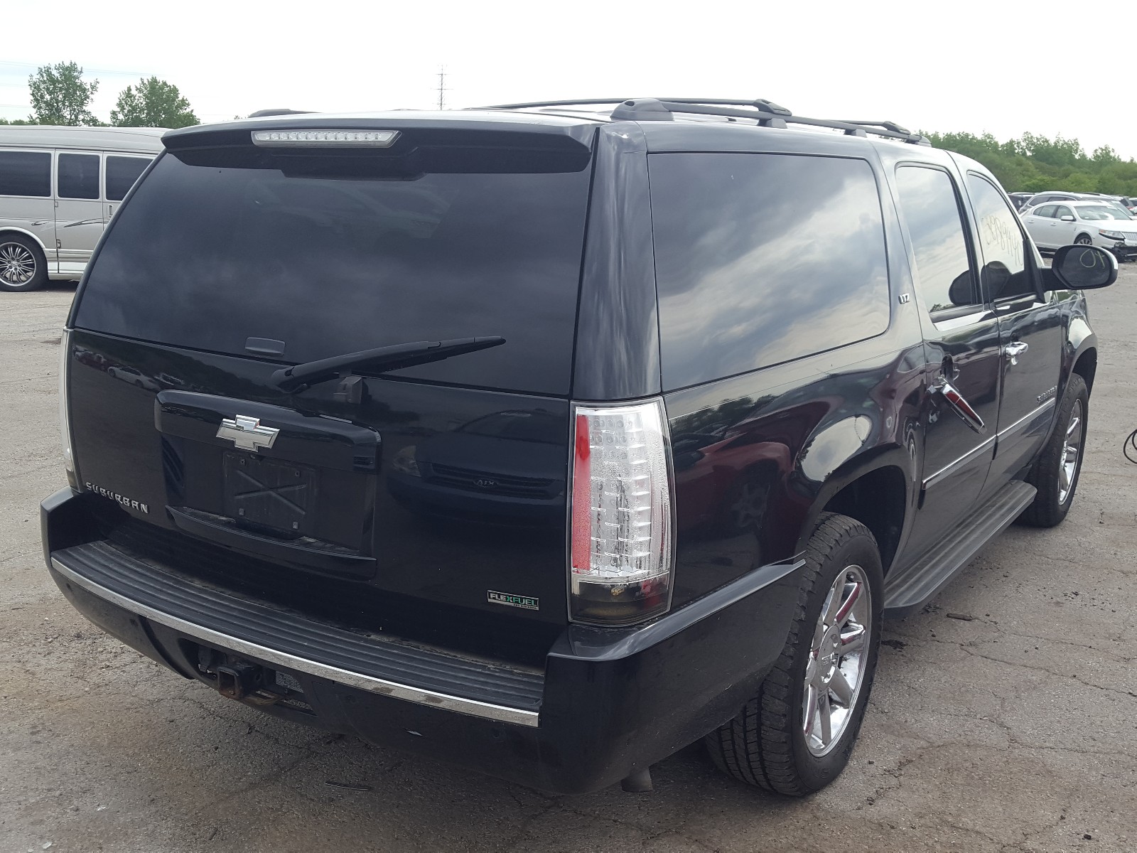 Photo 4 from auction – 2011 CHEVROLET SUBURBAN K with VIN 1GNSKKE32BR135553