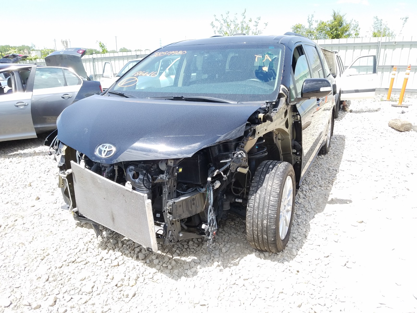Photo 2 from auction – 2017 TOYOTA SIENNA XLE with VIN 5TDDZ3DCXHS185616