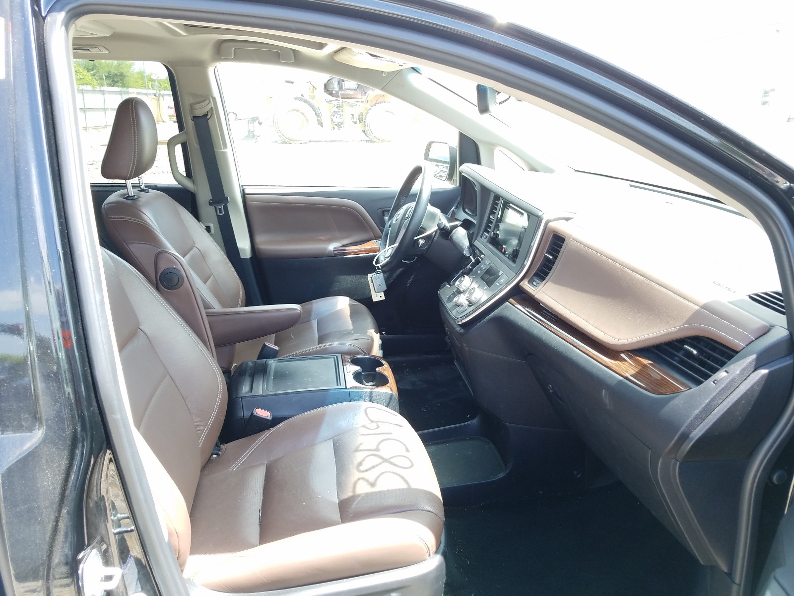 Photo 5 from auction – 2017 TOYOTA SIENNA XLE with VIN 5TDDZ3DCXHS185616