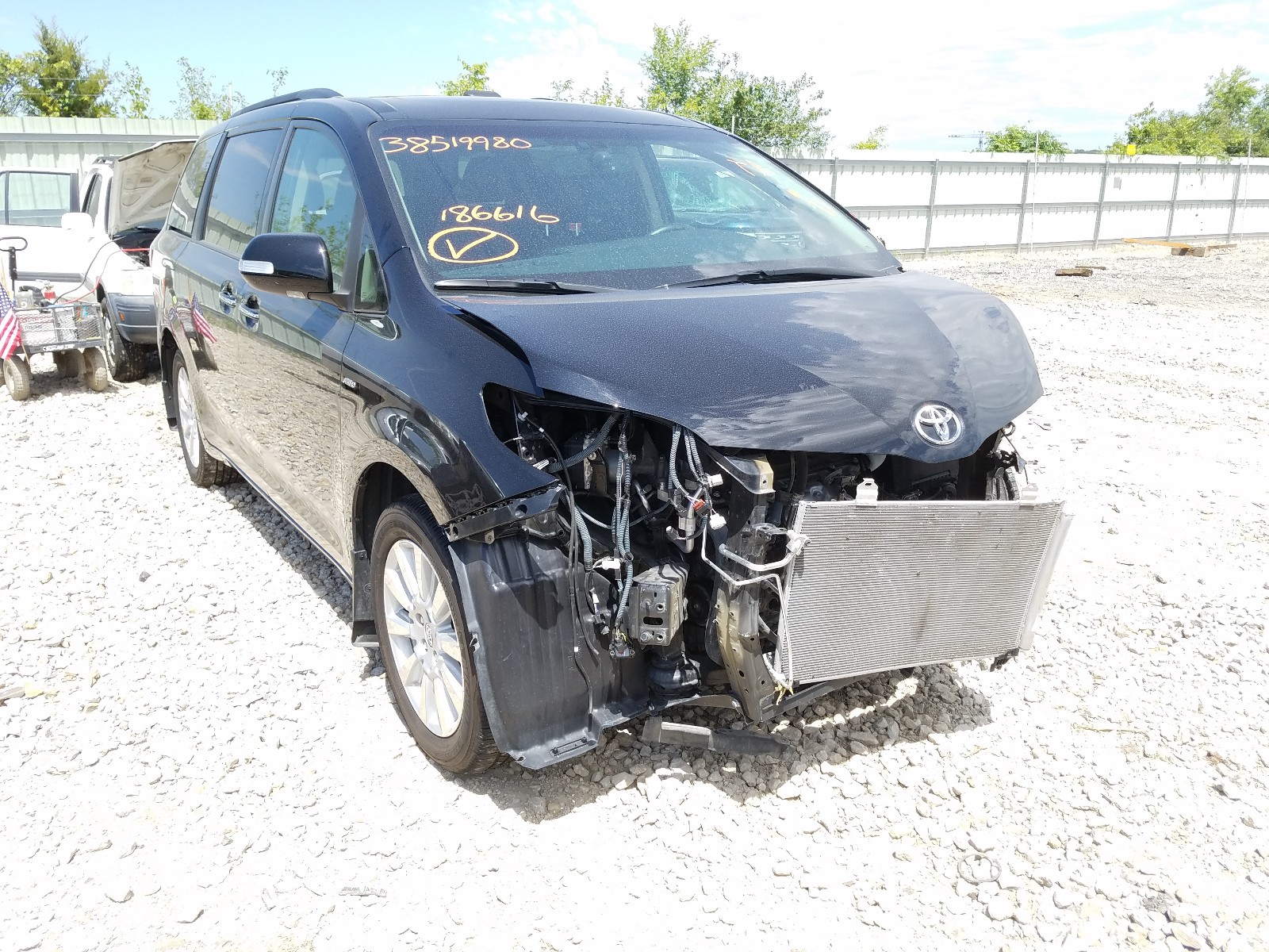 TOYOTA SIENNA XLE 2017 with VIN 5TDDZ3DCXHS185616 - Photo from auction