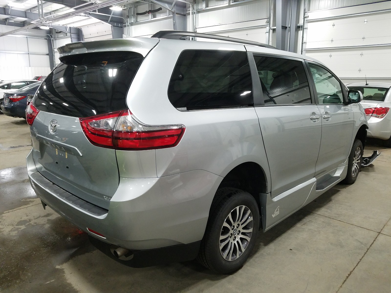 Photo 4 from auction – 2020 TOYOTA SIENNA XLE with VIN 5TDYZ3DC0LS033905